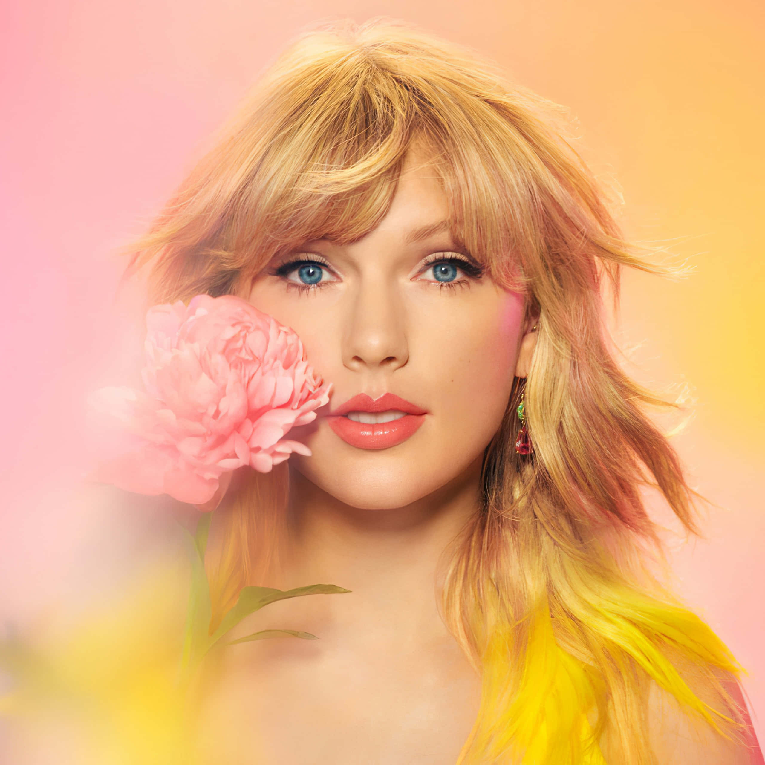 Taylor Swift iluminată sub lumina reflectoarelor Fundal