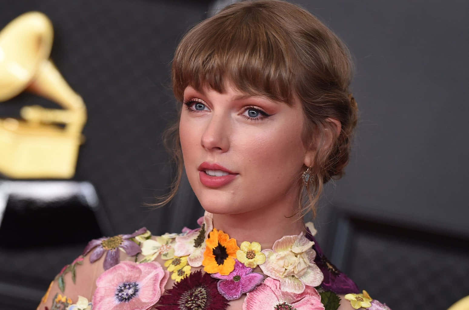 Taylor Swift în videoclipul melodiei sale de succes "Shake It Off" Fundal