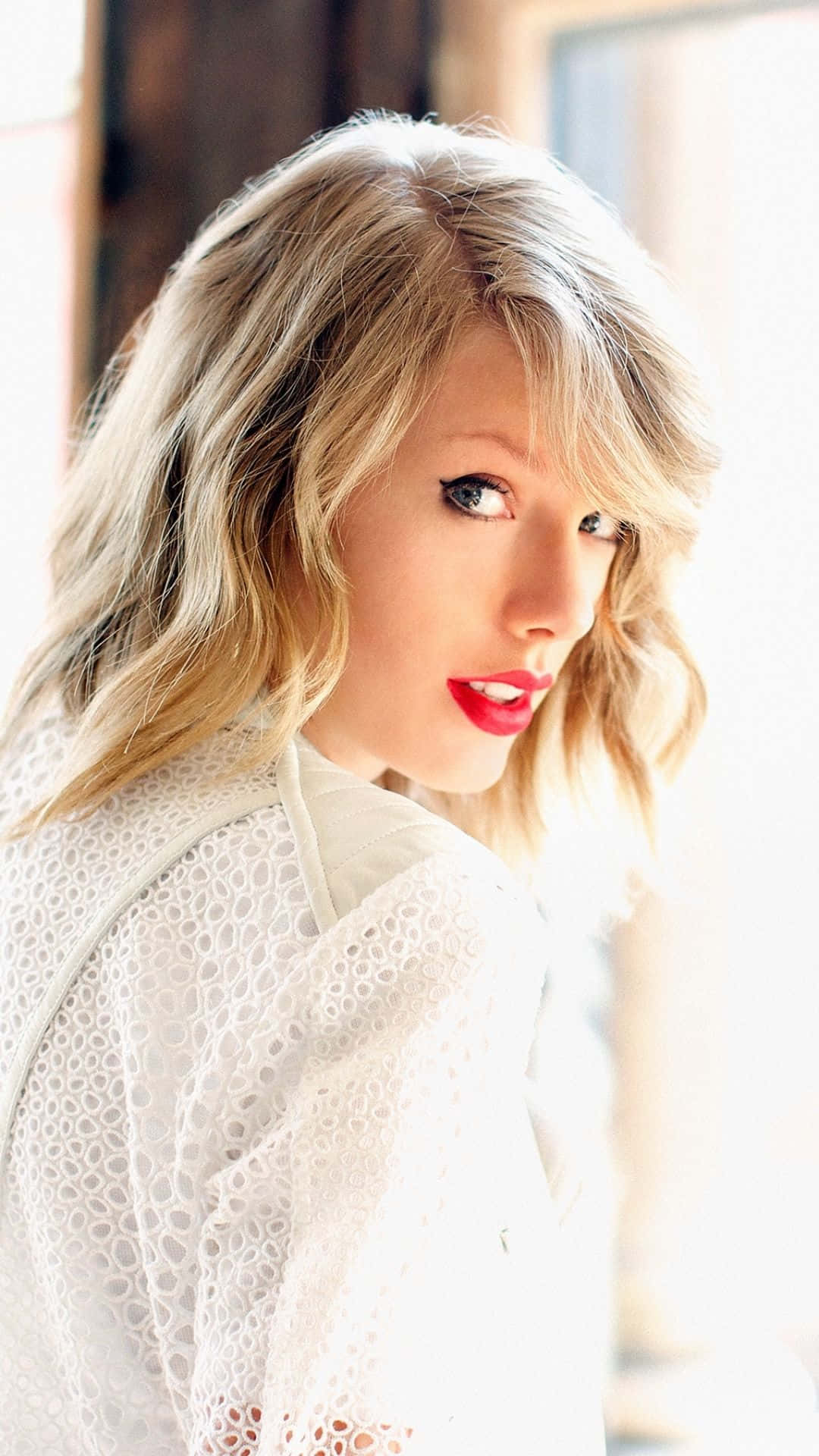 Taylor Swift iPhone Ruj Roșu Clasic Fundal