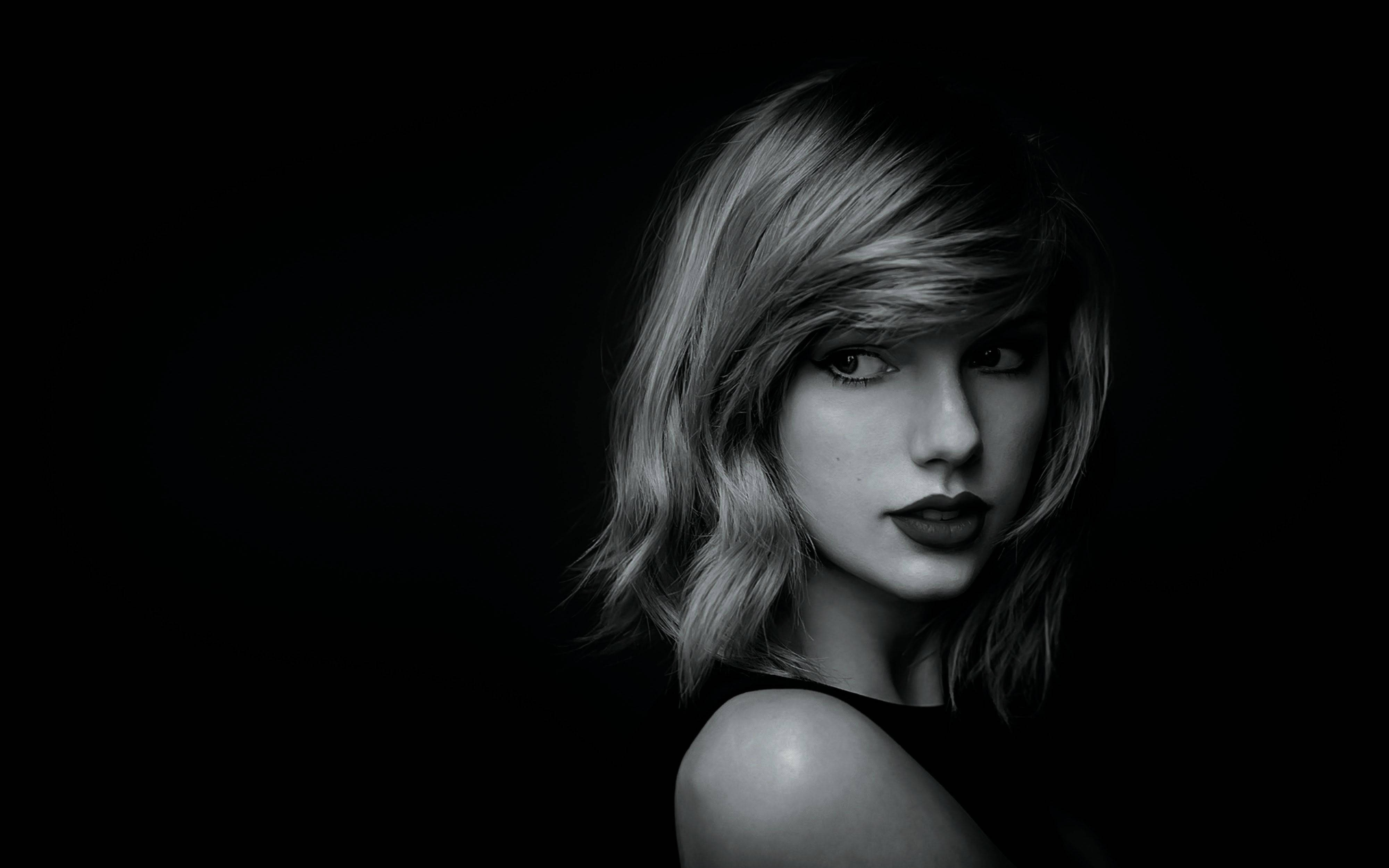 Taylor Swift își arată talentele muzicale Fundal