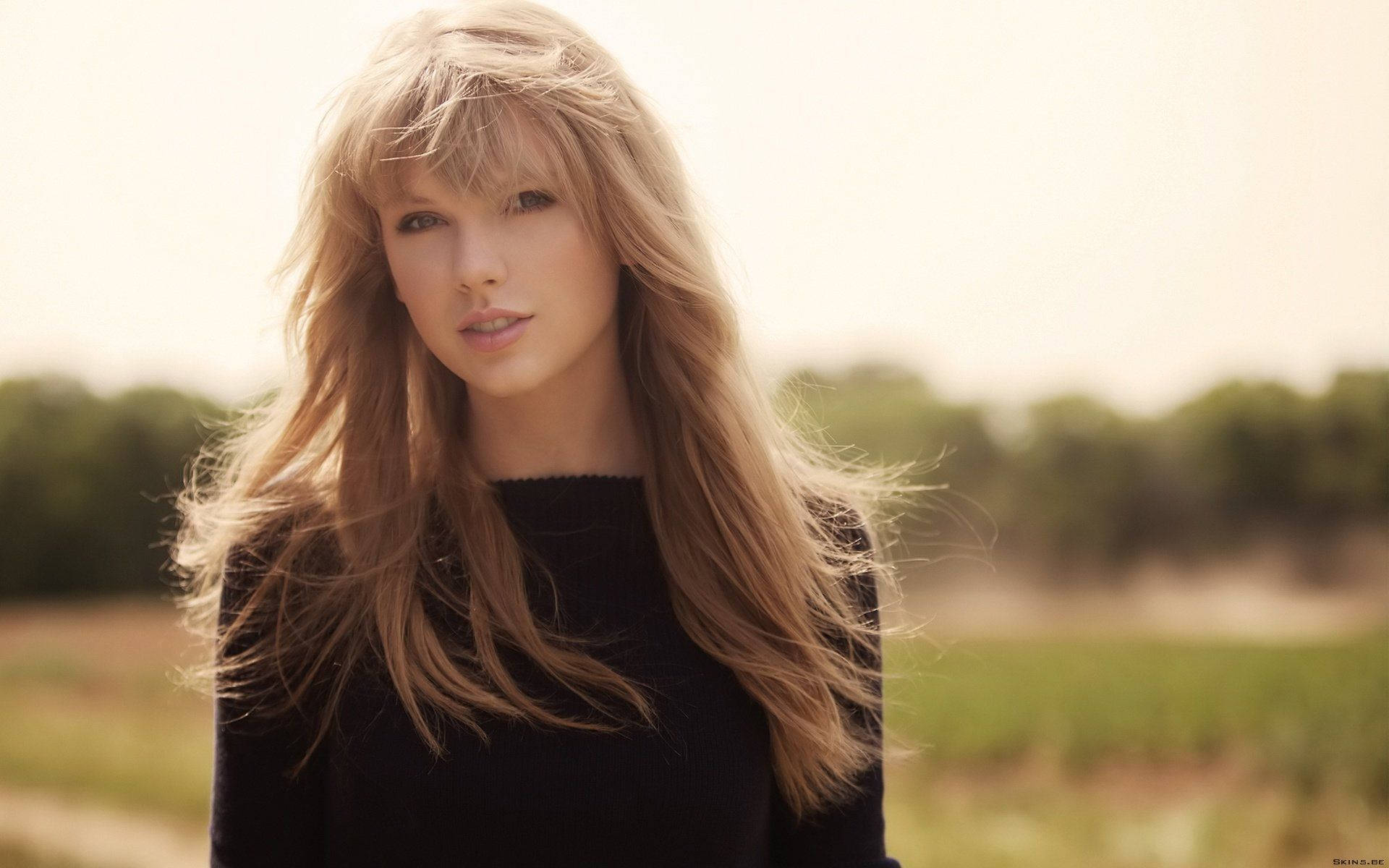 Taylor Swift strălucește pe scenă Fundal
