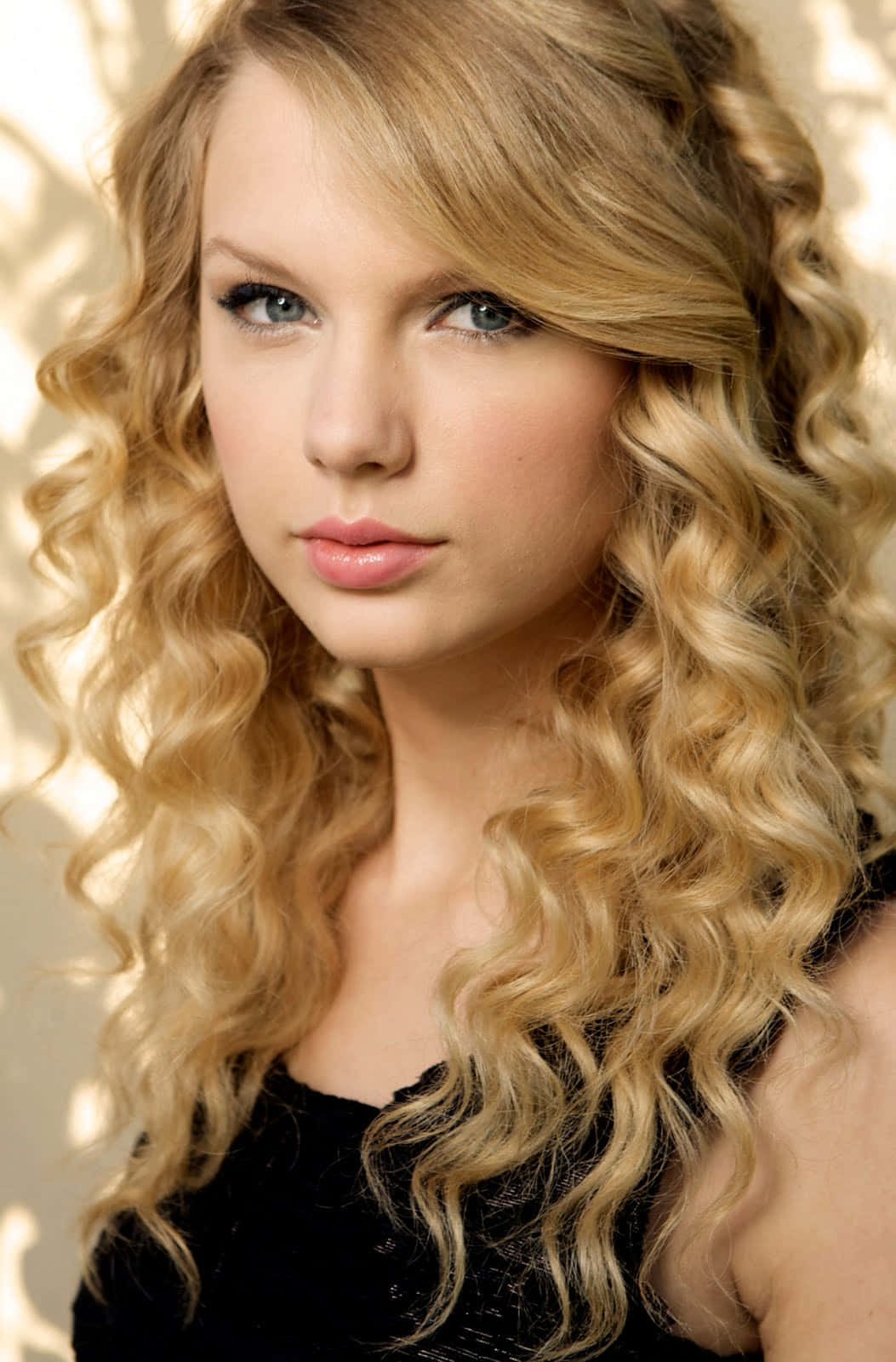 Taylor Swift zâmbește frumos Fundal