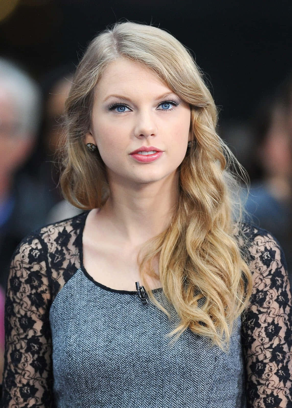 Taylor Swift zâmbește în timp ce își promovează cel mai recent album 'Lover' Fundal