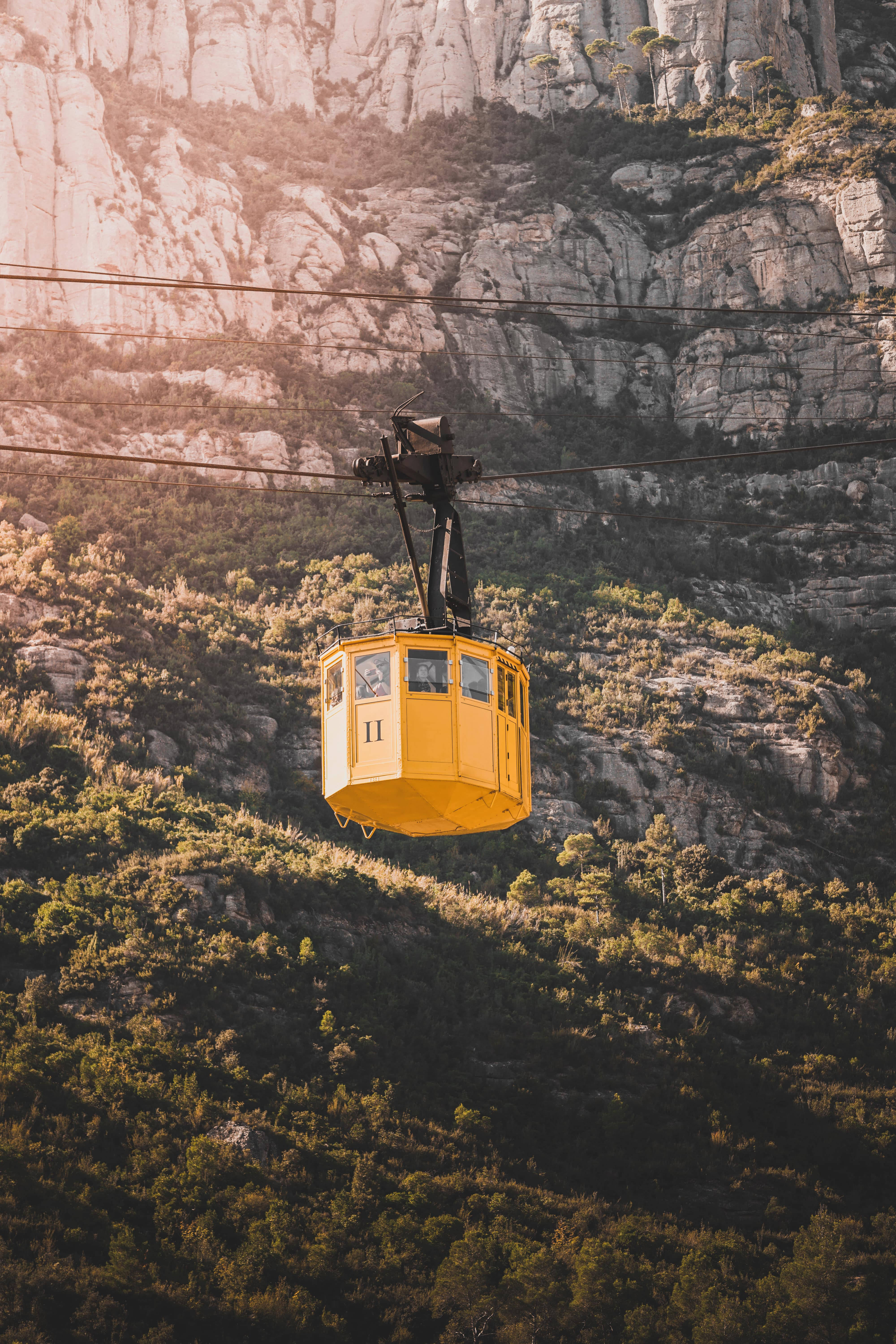 Telecabină Galbenă Montserrat Fundal