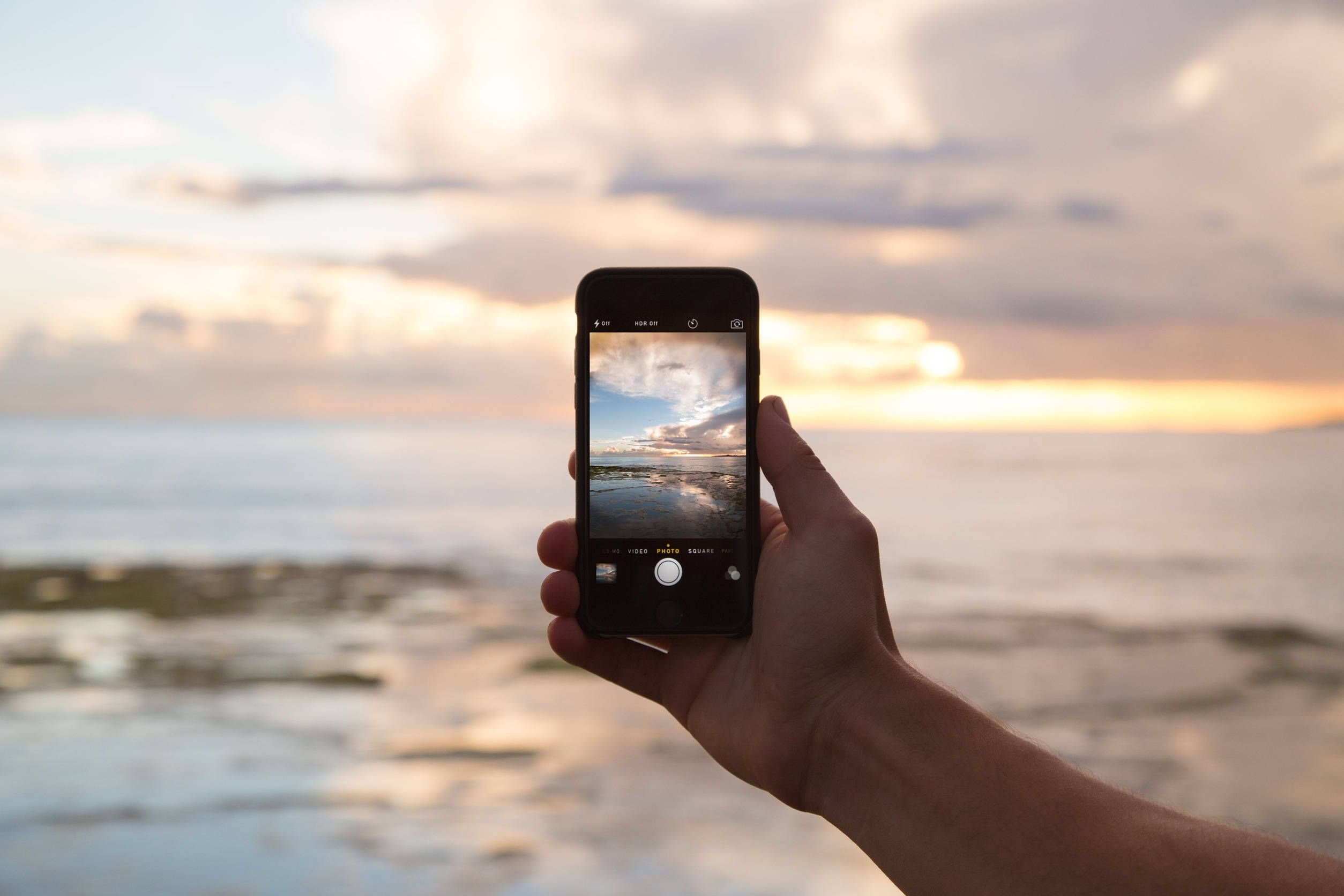 Telefon inteligent modern pe birou Fundal