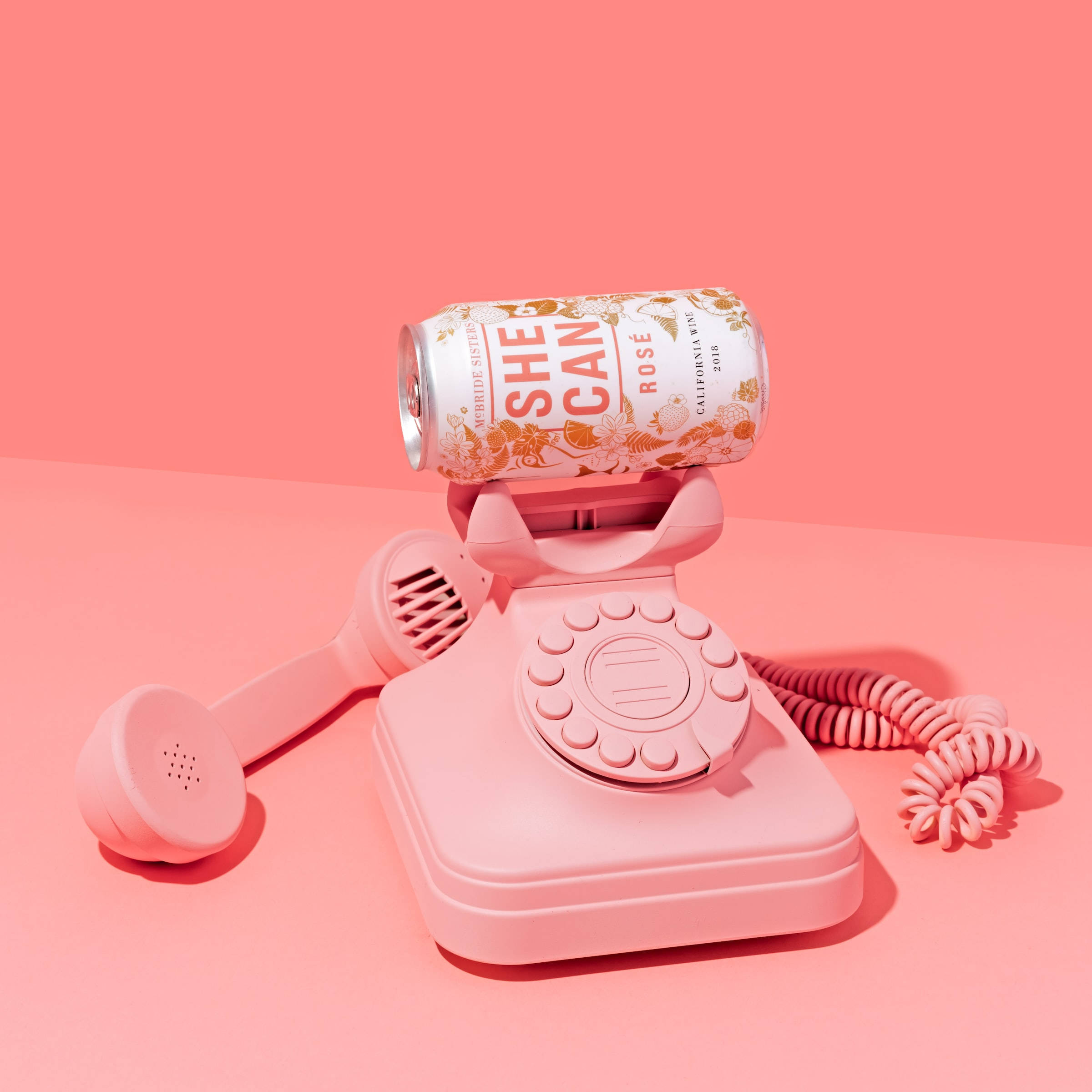 Telefon Roz Estetic și Vin Fundal