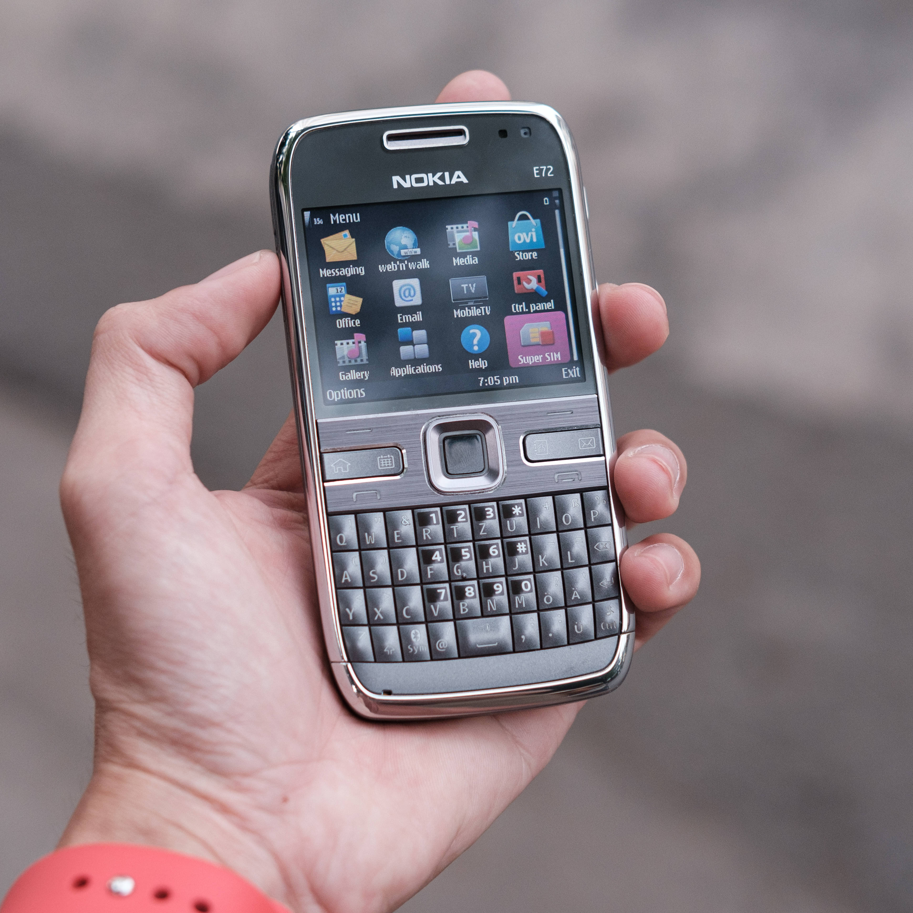 Telefonul cu Tastatură QWERTY Nokia E72 Fundal