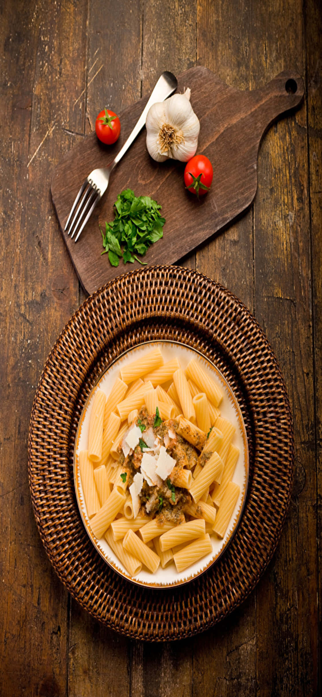 Tempting Pasta Display on iPhone X Screen Fundal