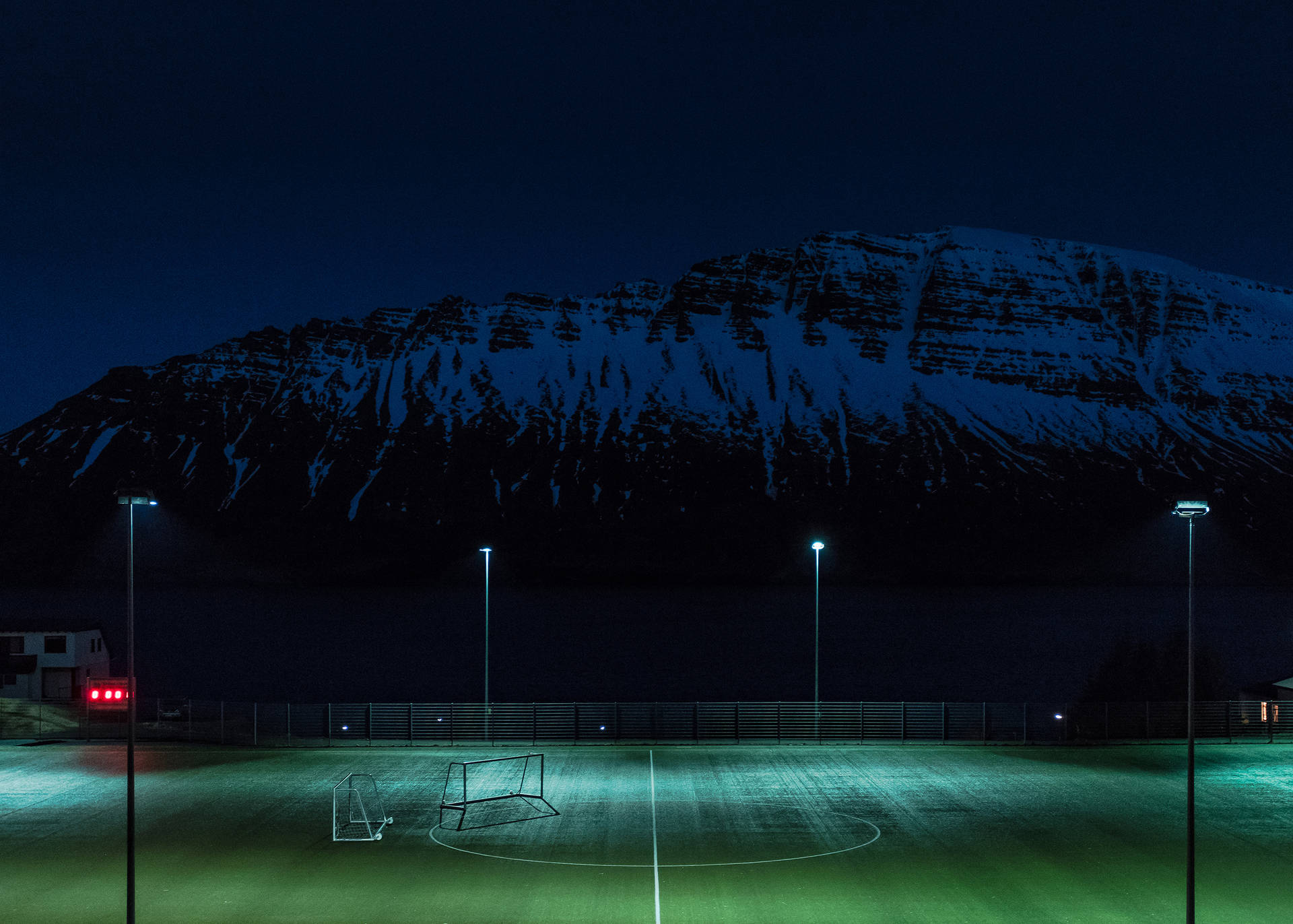 Teren de fotbal noaptea, iluminat de stâlpi de lumină, fundal. — Fotbal Fundal