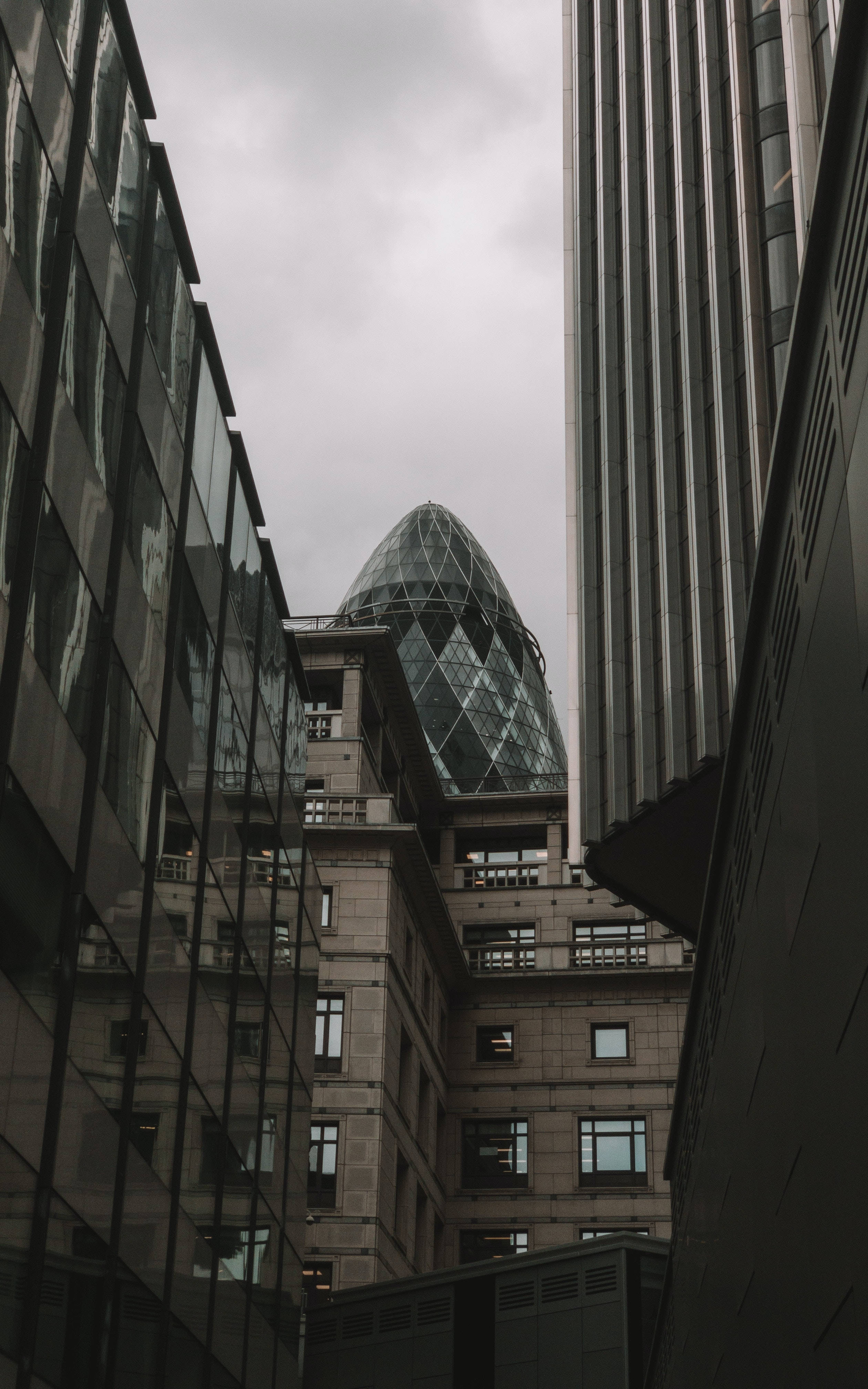 The Gherkin Printre Clădiri Fundal