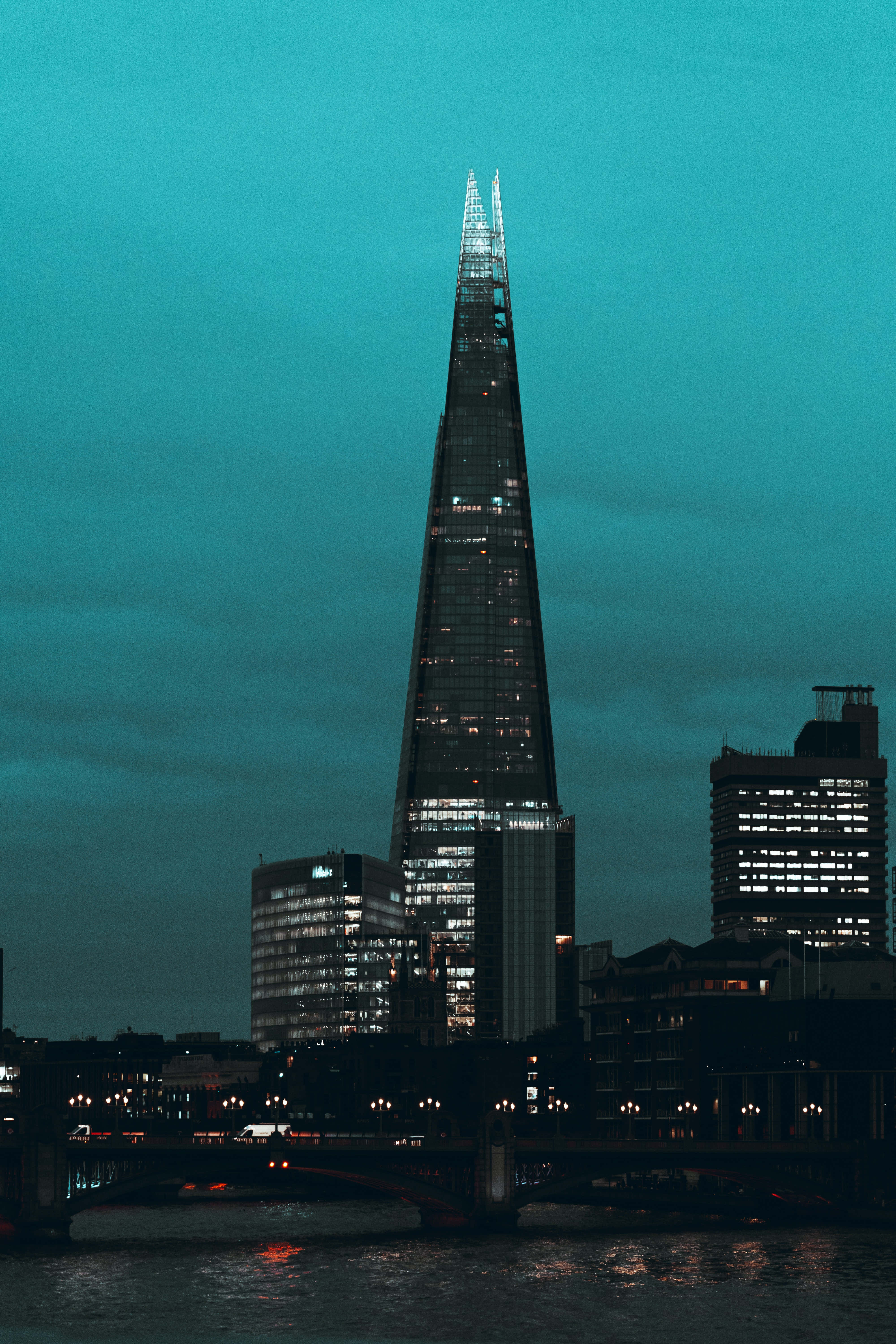 The Shard sub un cer turcoaz Fundal