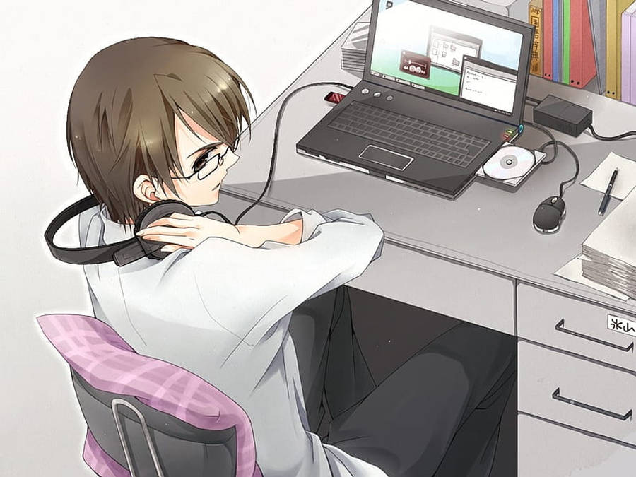 Tip anime care își ține căștile în timp ce lucrează la laptop Fundal