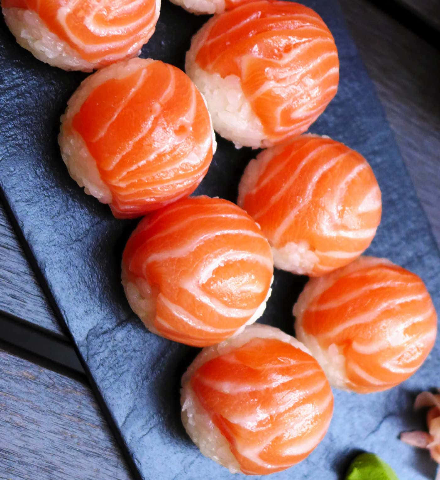 Tipuri de sushi cu somon imagine Fundal