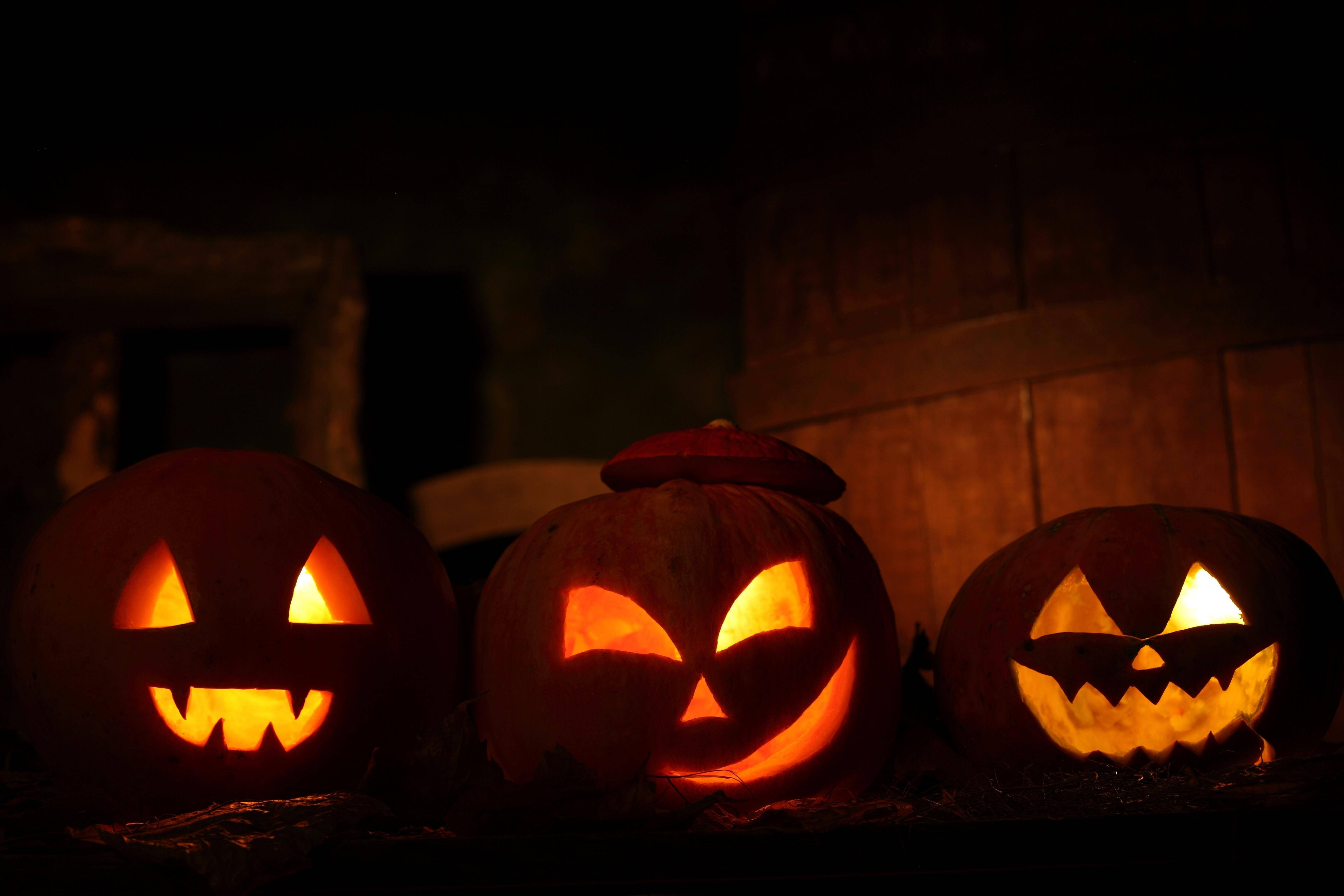 Tocmai la timp pentru Halloween, dovleci sculptați luminați de lună plină Fundal