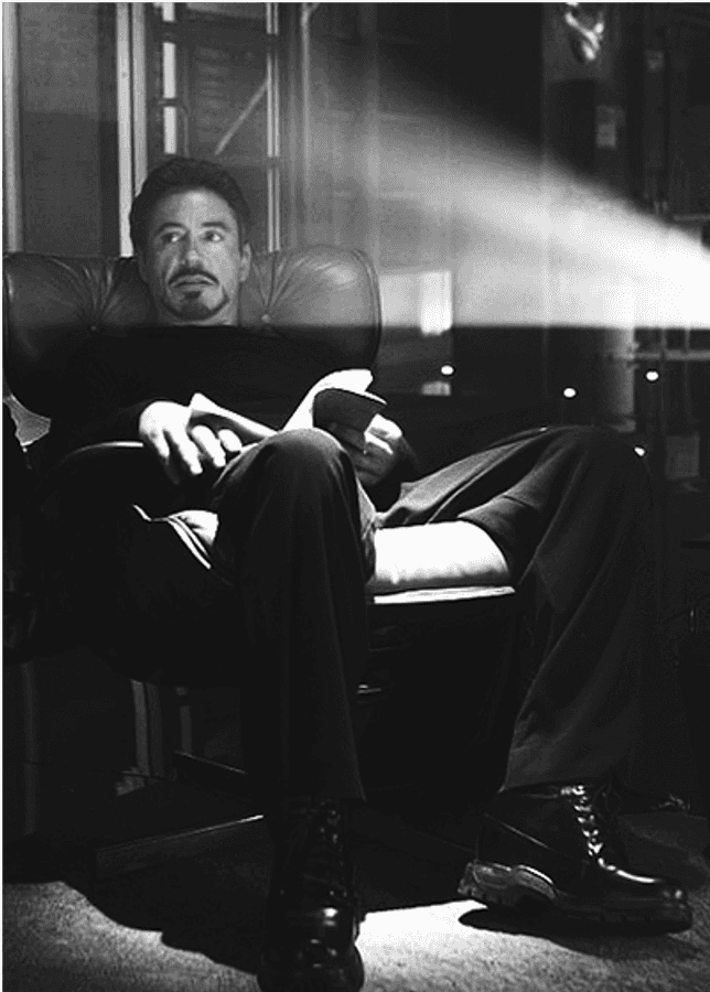 Tony Stark în moment de reflecție Fundal