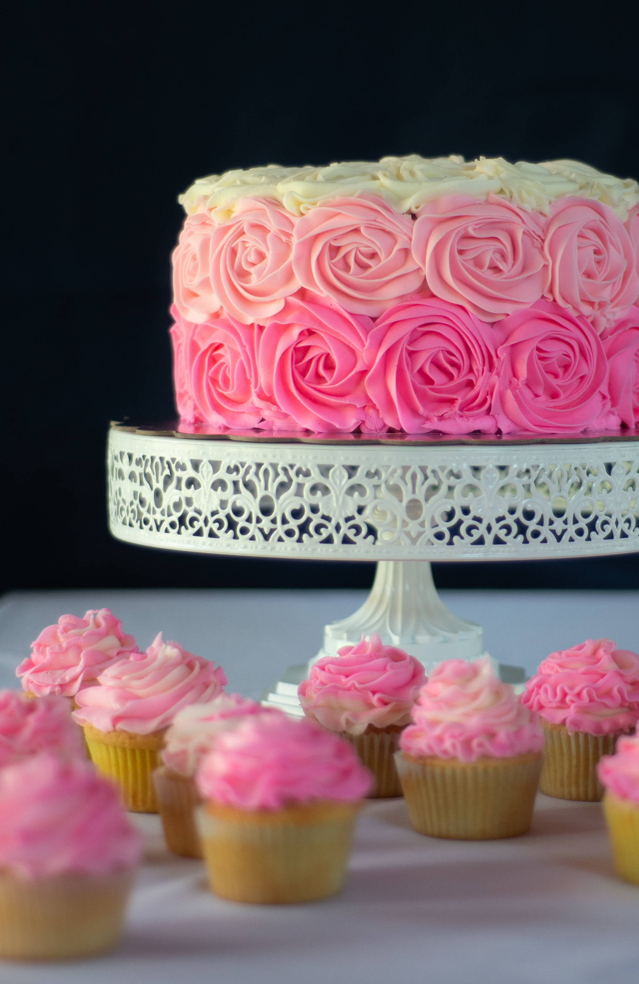 Tort Cu Trandafir Roz Și Cupcake Fundal
