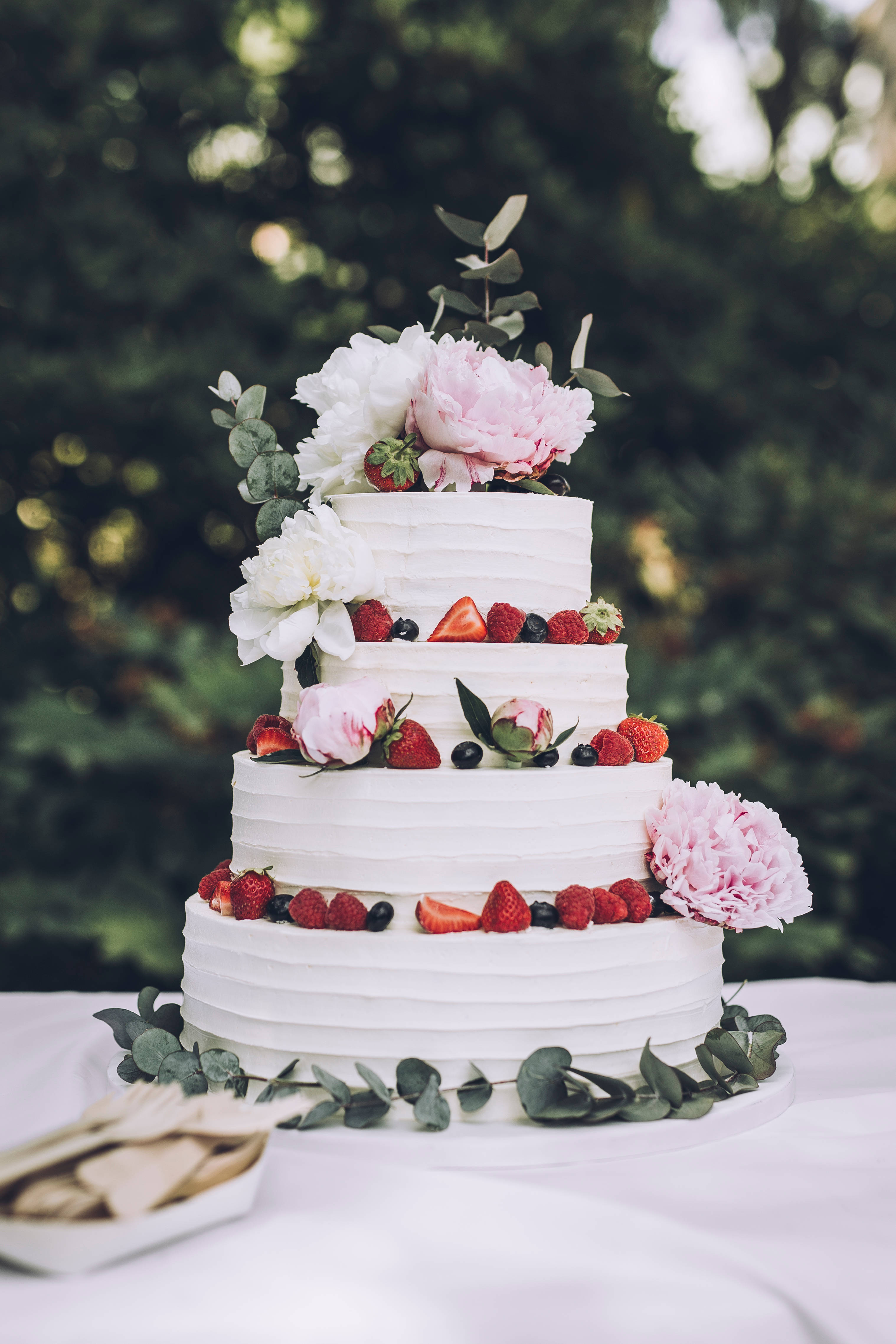 Tort de nuntă cu fructe de pădure și trandafiri Fundal