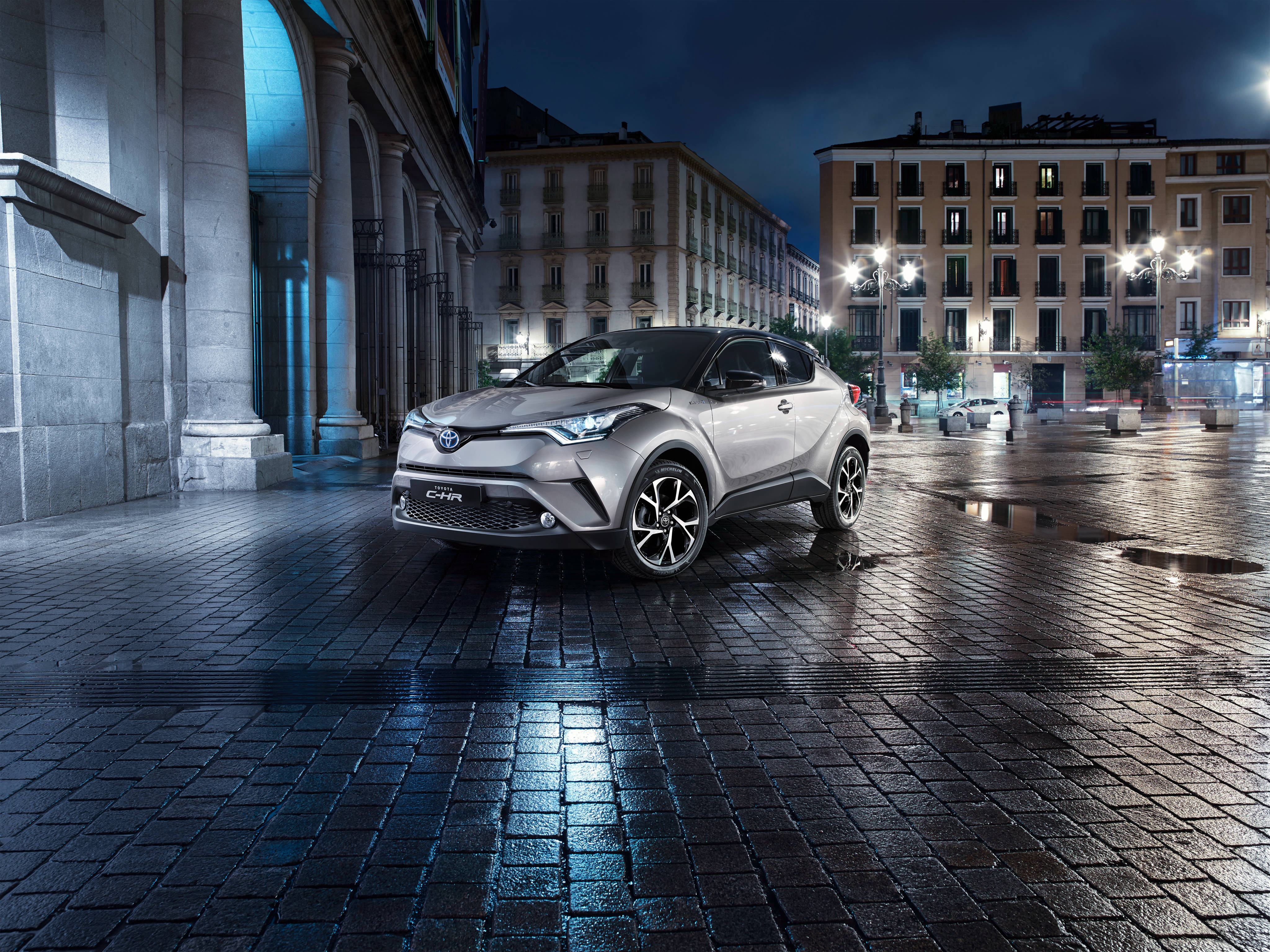 Toyota CH-R model în gri elegant 4K Fundal