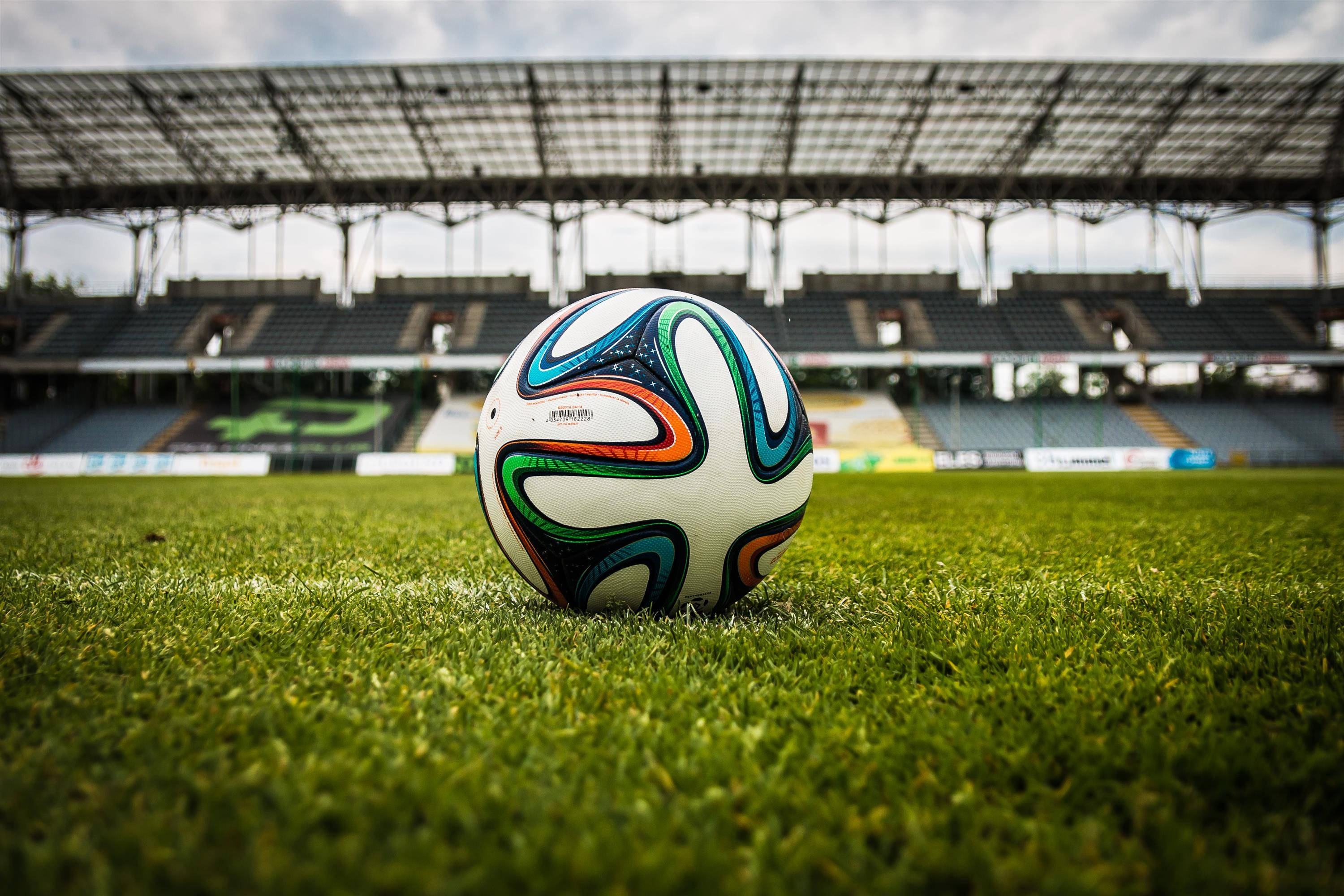 Trăiește Emoția Fotbalului într-un Stadion Incitant Fundal