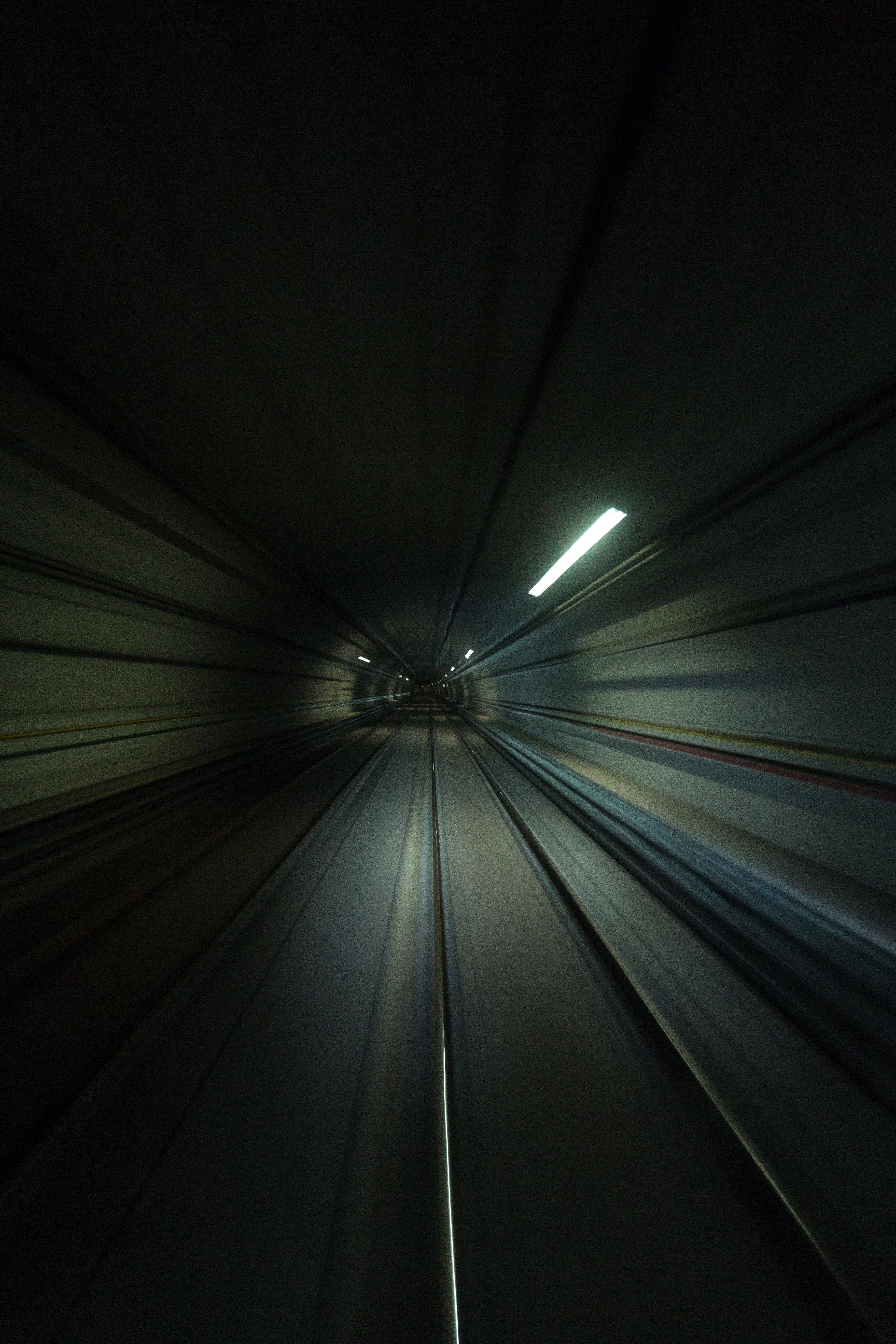 Trecerea printr-un tunel la viteză mare iPhone Fundal