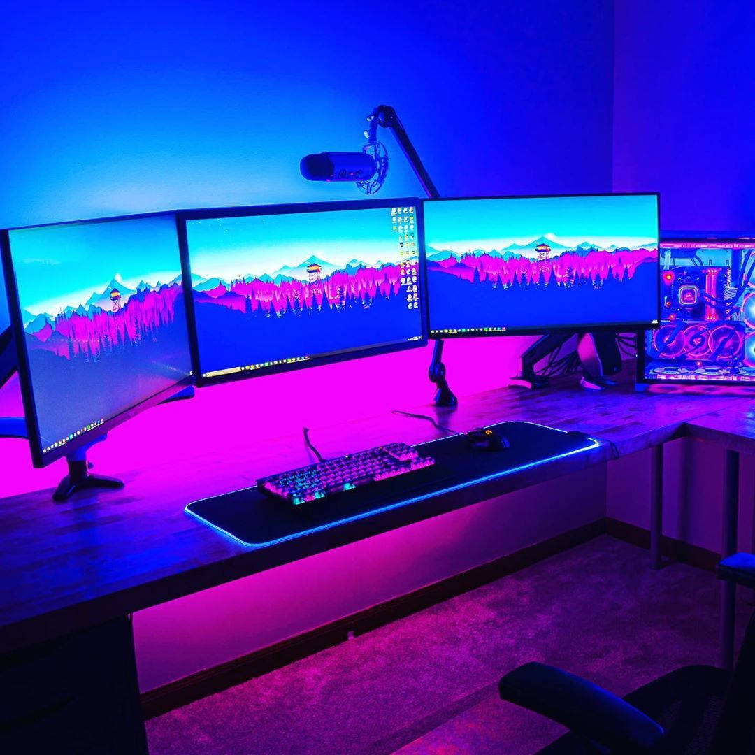 Trei monitoare pentru camera de gaming Fundal