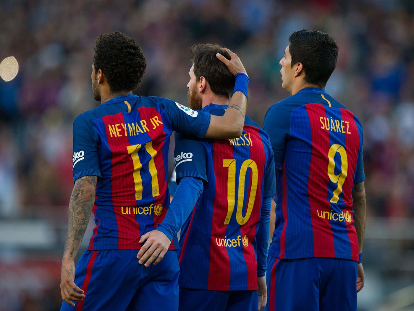 Trio MSN cu Neymar mângâindu-l pe Messi Fundal