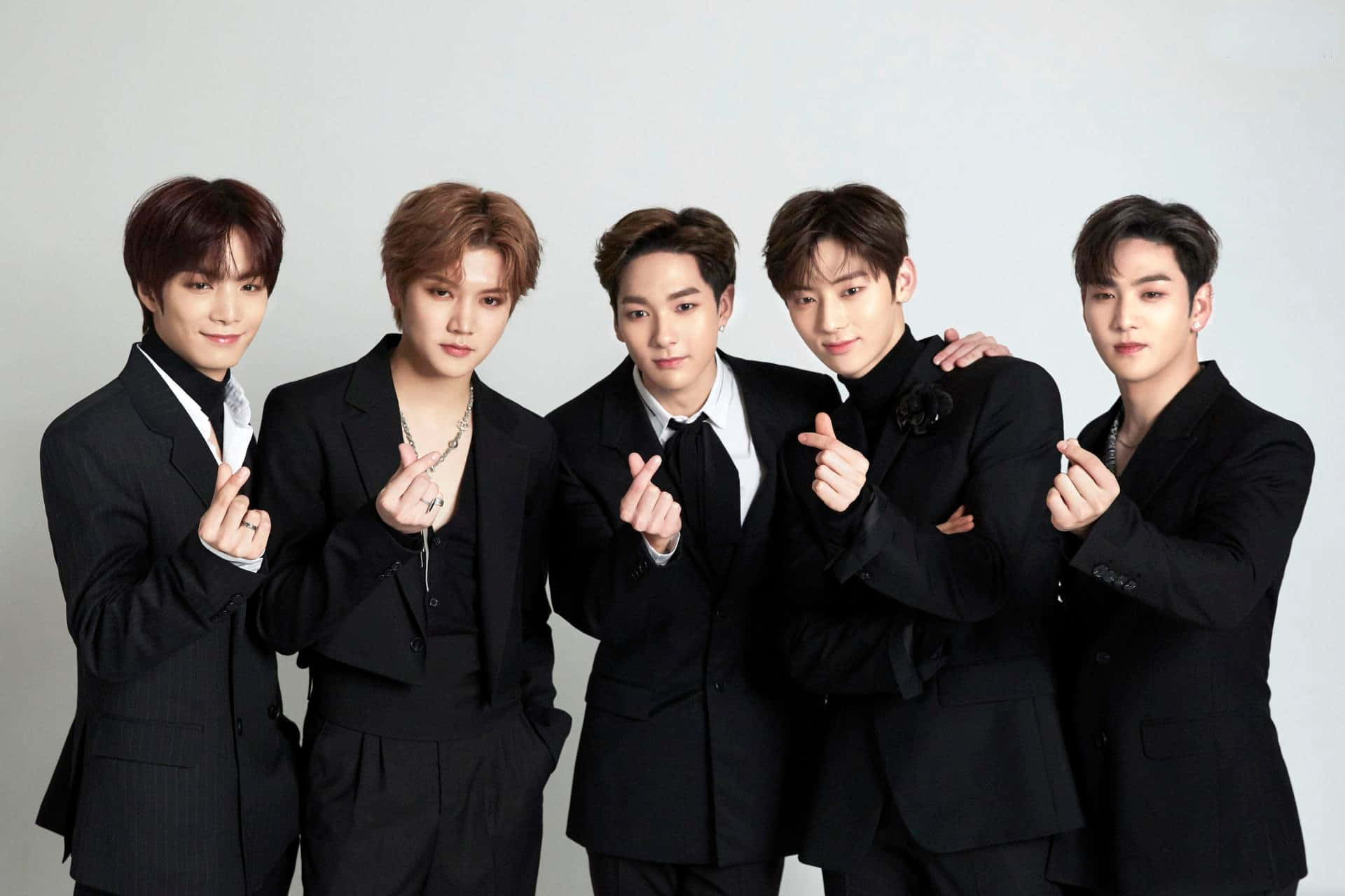 Trupa Kpop Nuest în Costum Fundal