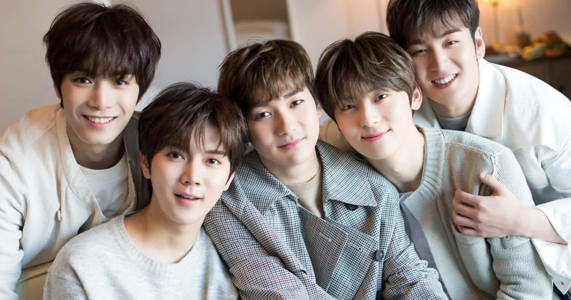 Trupa NU'EST în Concert Fundal