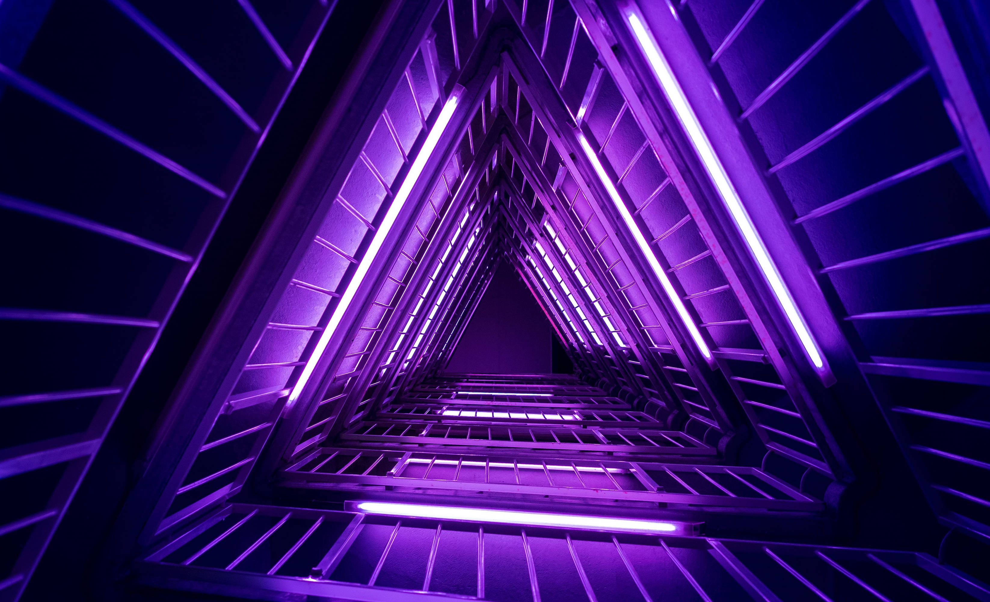 Tunel triunghiular neon mov 4K Fundal