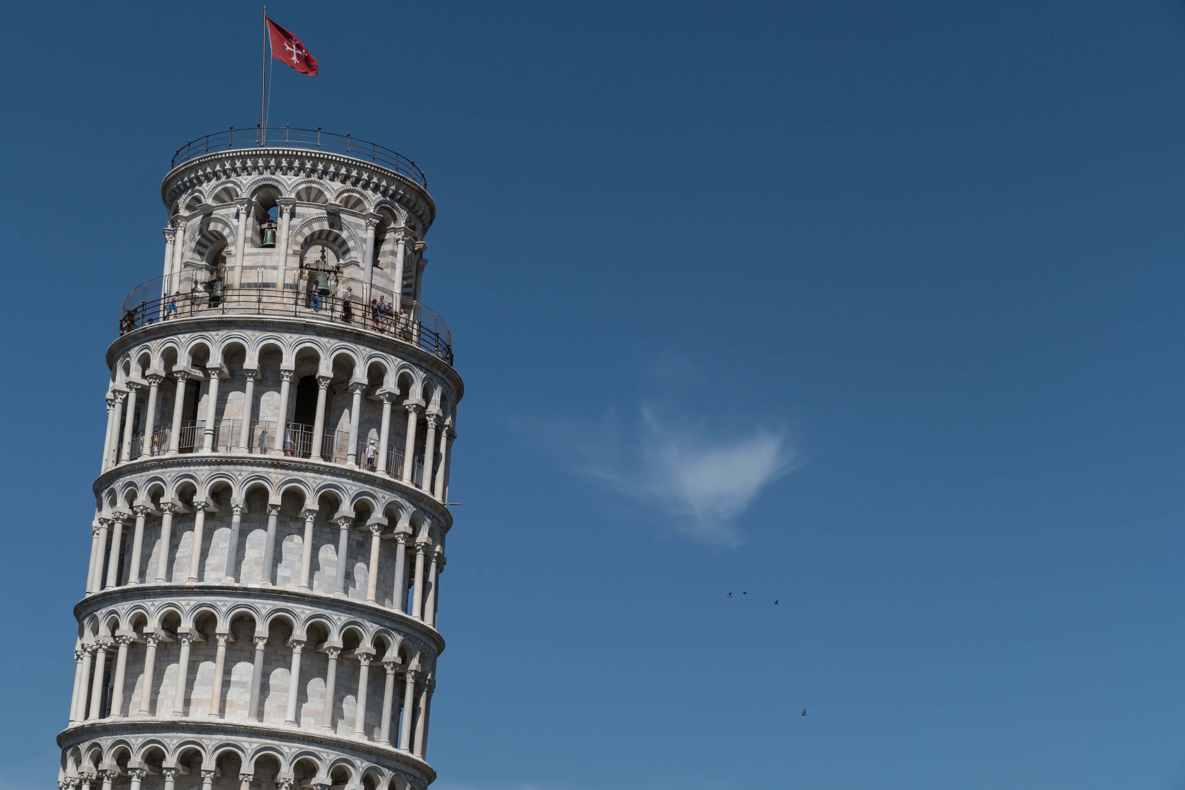 Turnul din Pisa cu steagul crucii pisane Fundal