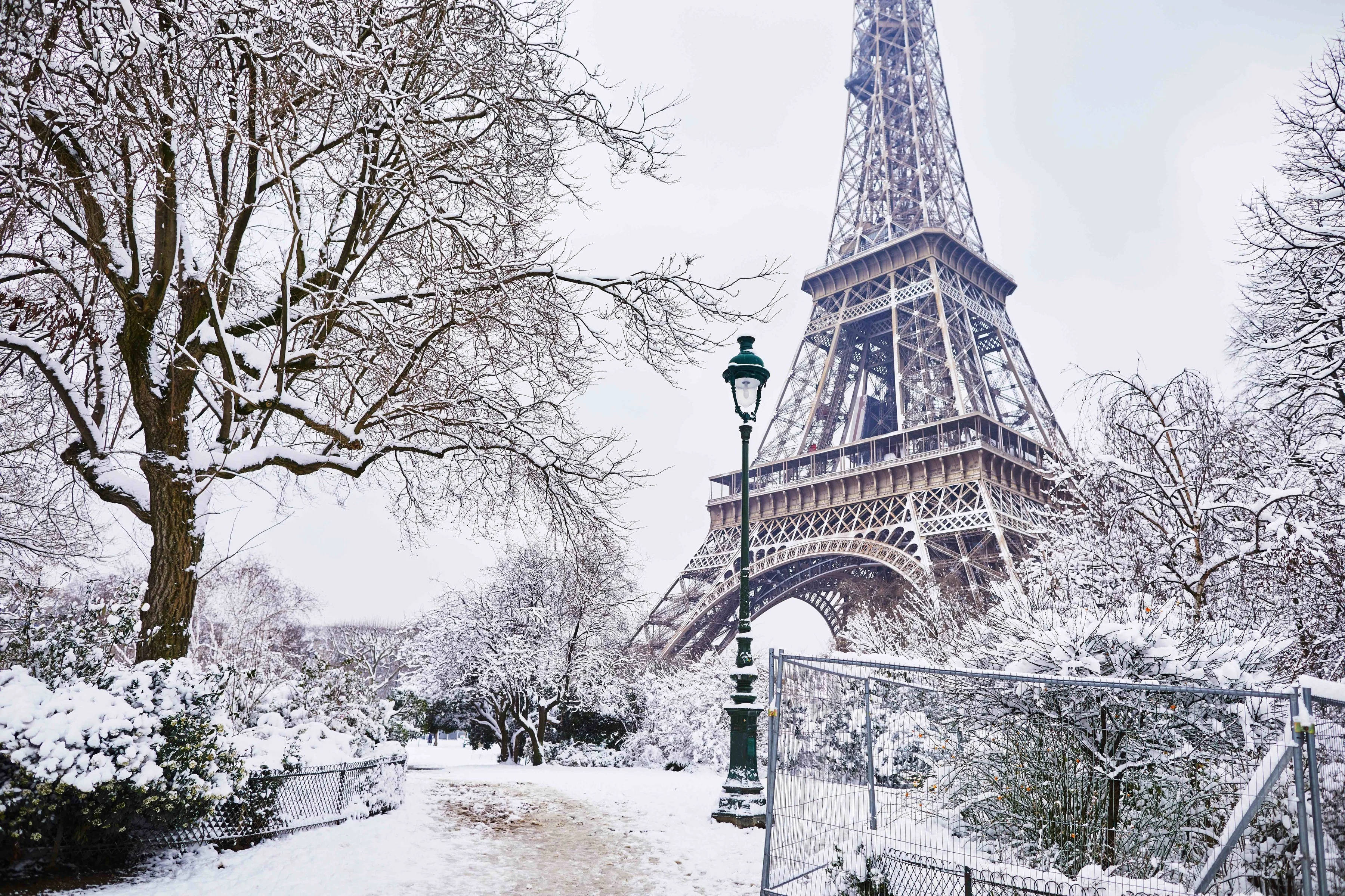 Turnul Eiffel în Iarna Rece Fundal