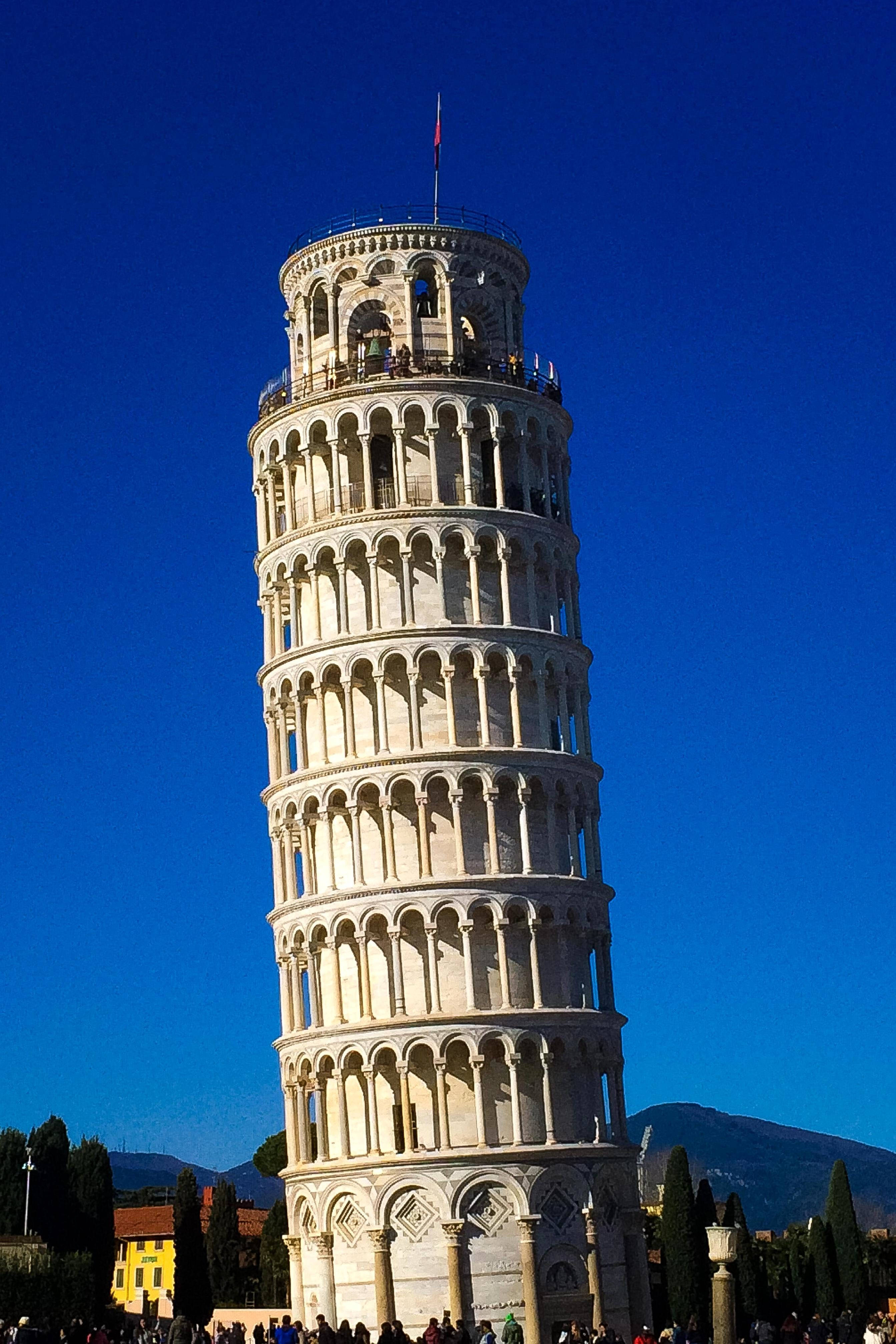 Turnul Înclinat din Pisa pe Cerul Albastru Închis Fundal