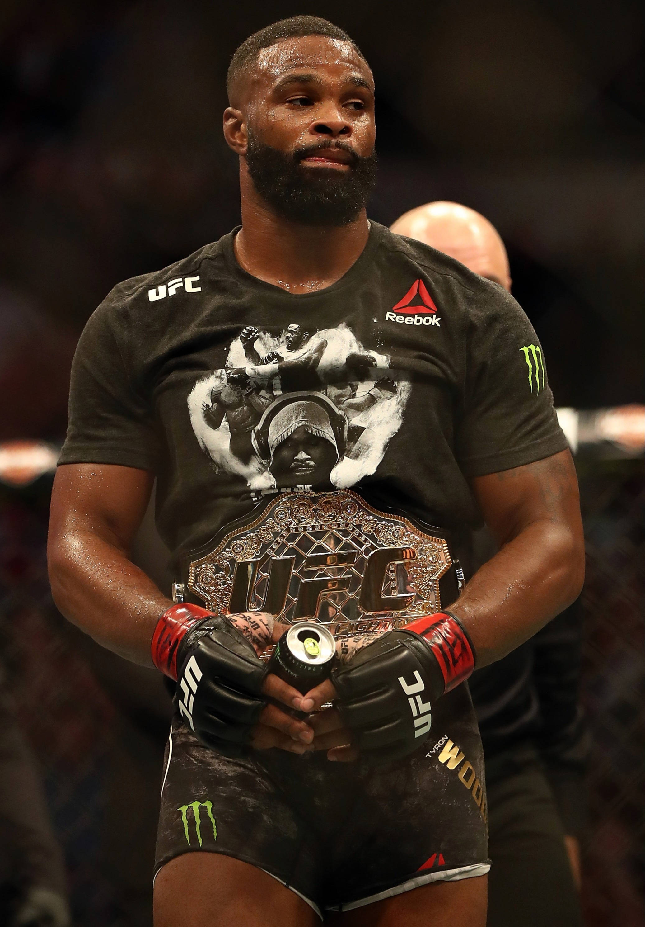 Tyron Woodley cu centura UFC Fundal