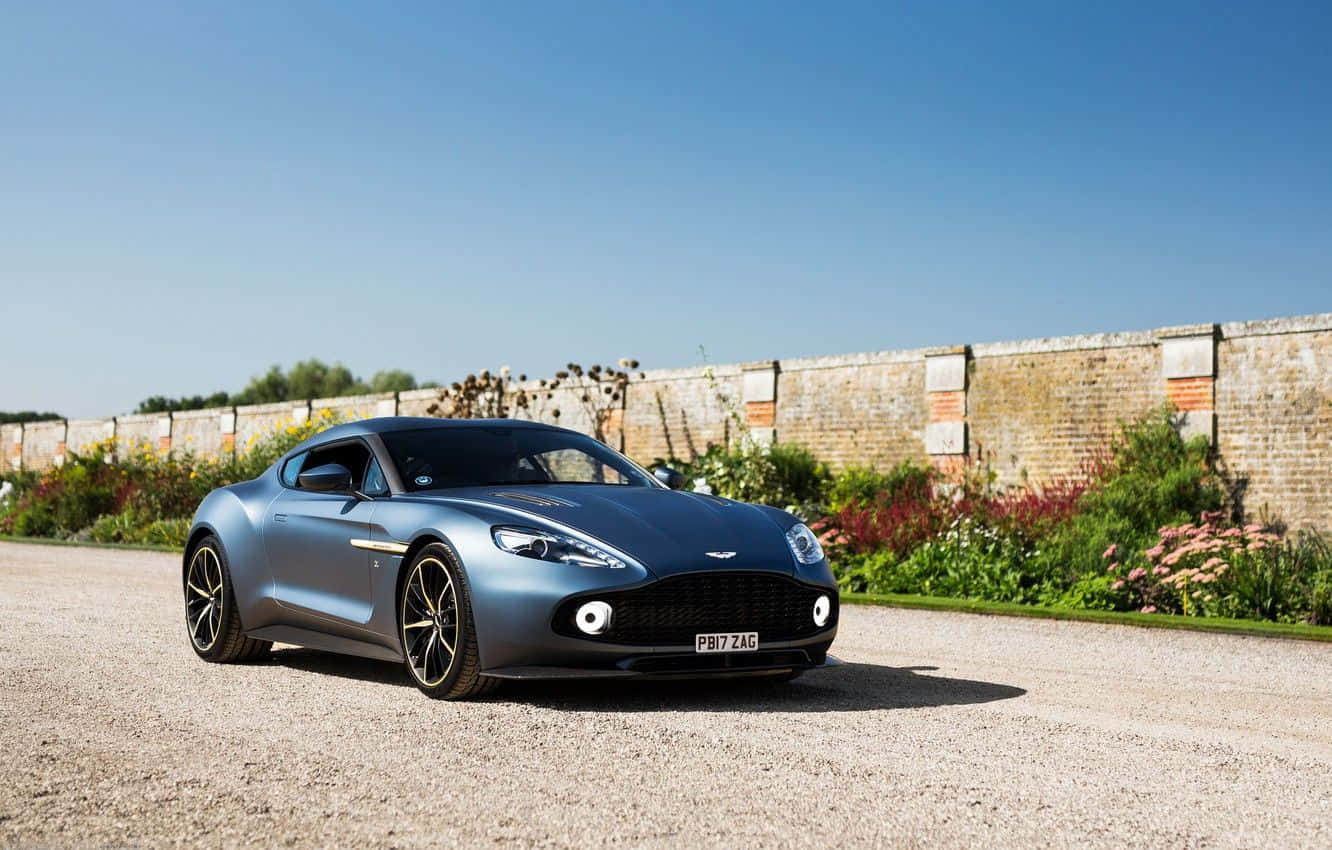 Uimitor Aston Martin Vanquish în Mișcare pe un Drum Pitoresc Fundal