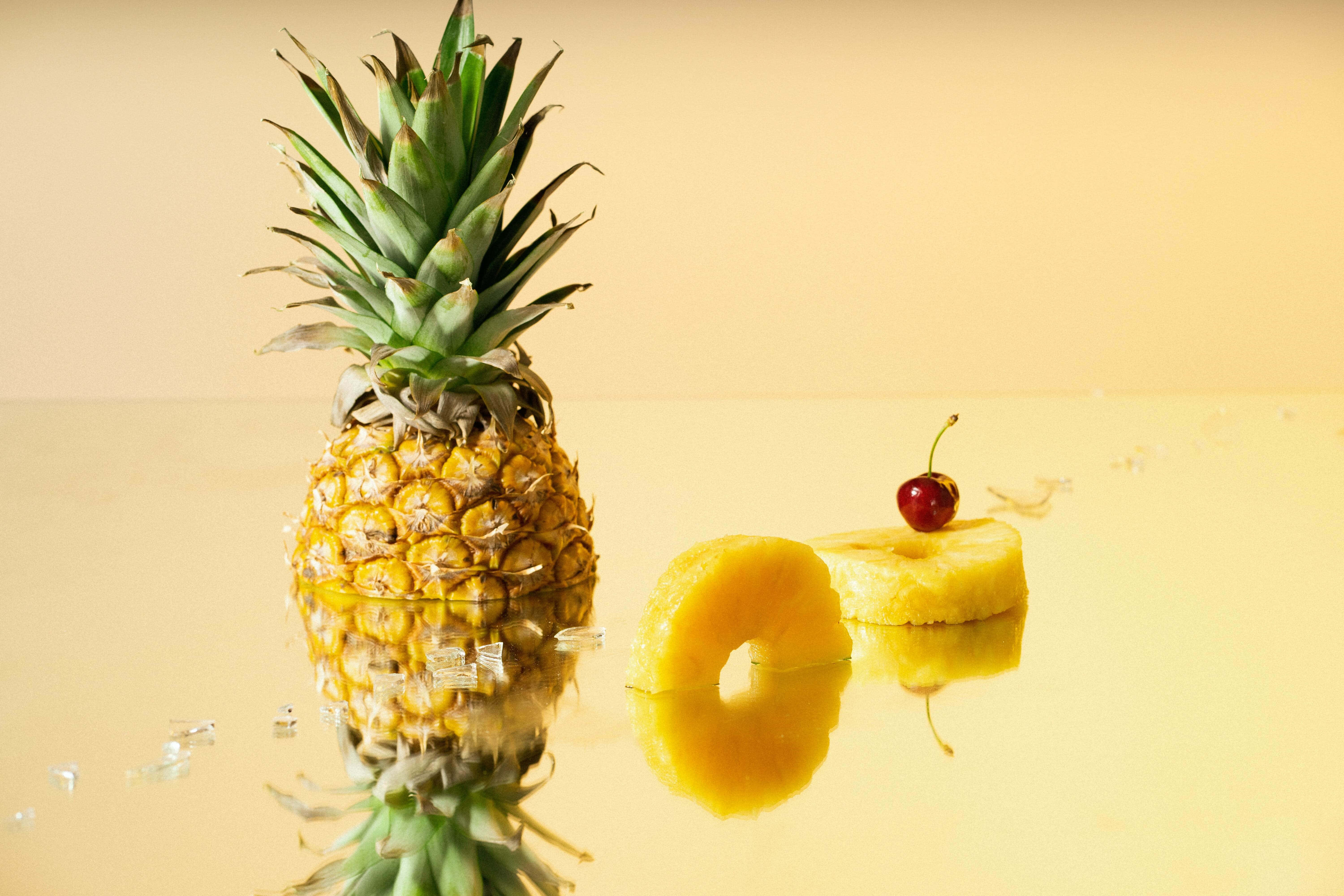 Un ananas proaspăt și suculent în prim-planul unui apus pitoresc. Fundal