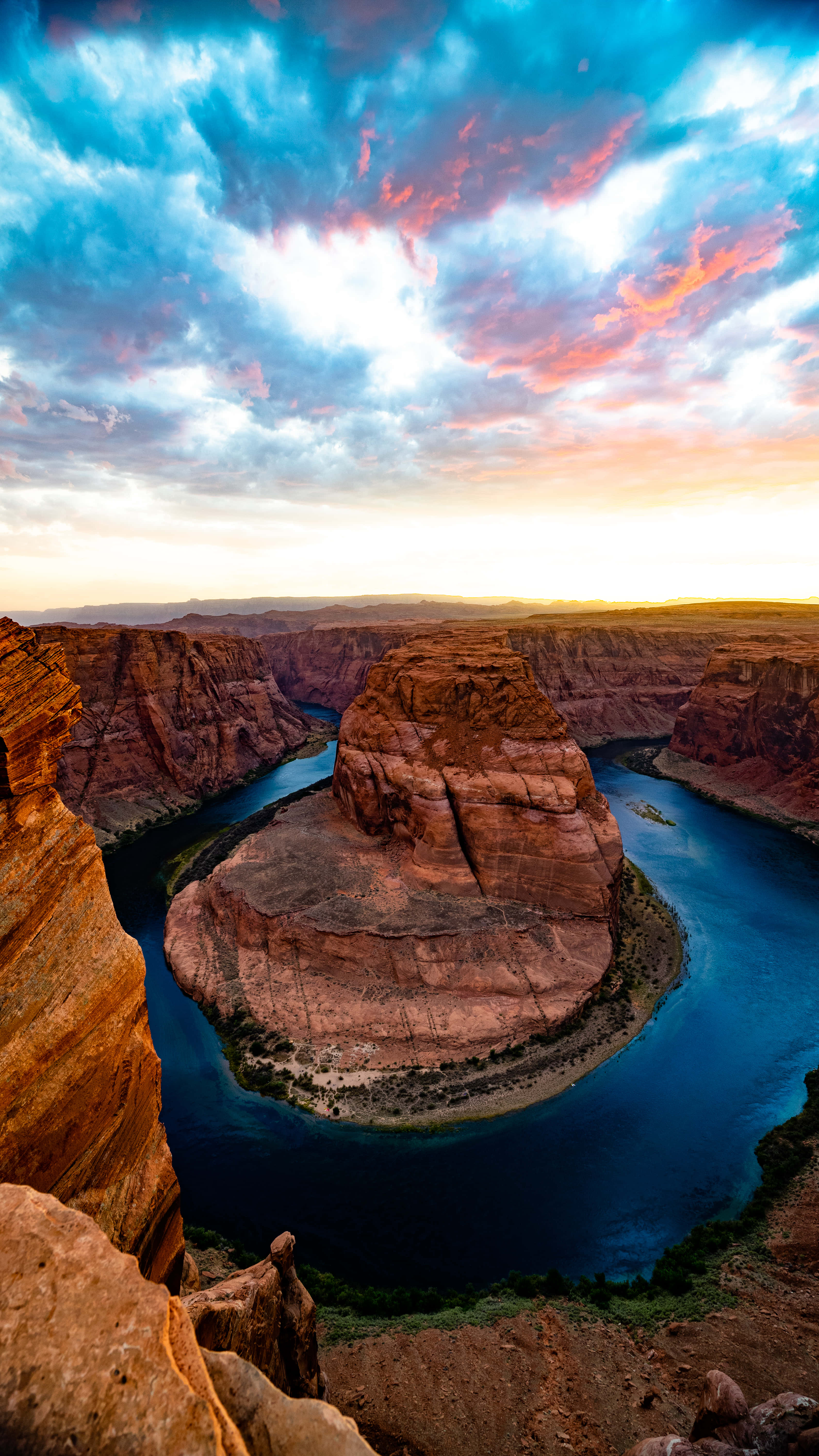 un apus de soare peste râul din Horseshoe Canyon Fundal