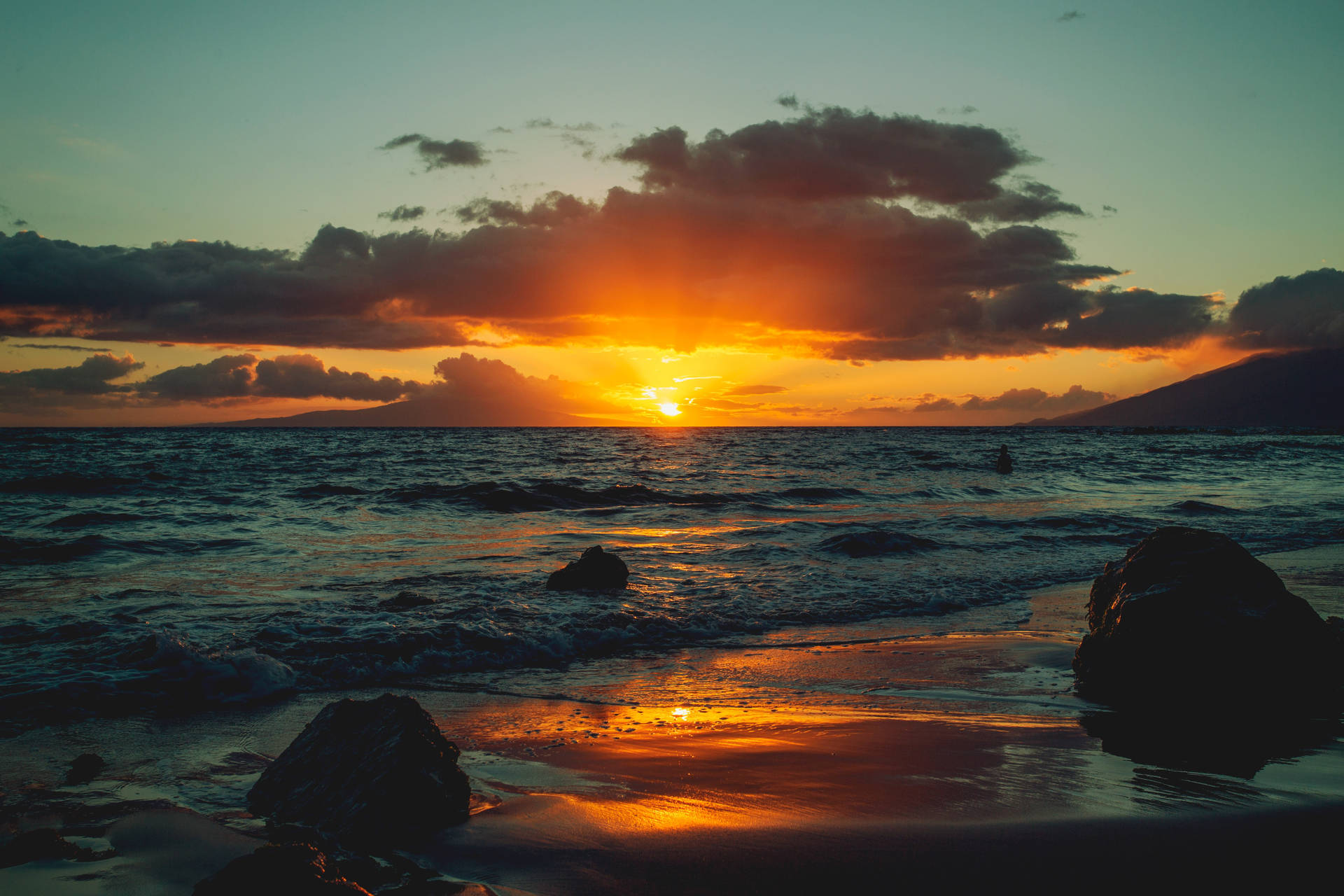 Apus de soare peste ocean cu nori, vedere înainte ca soarele să apună. — Ocean Fundal