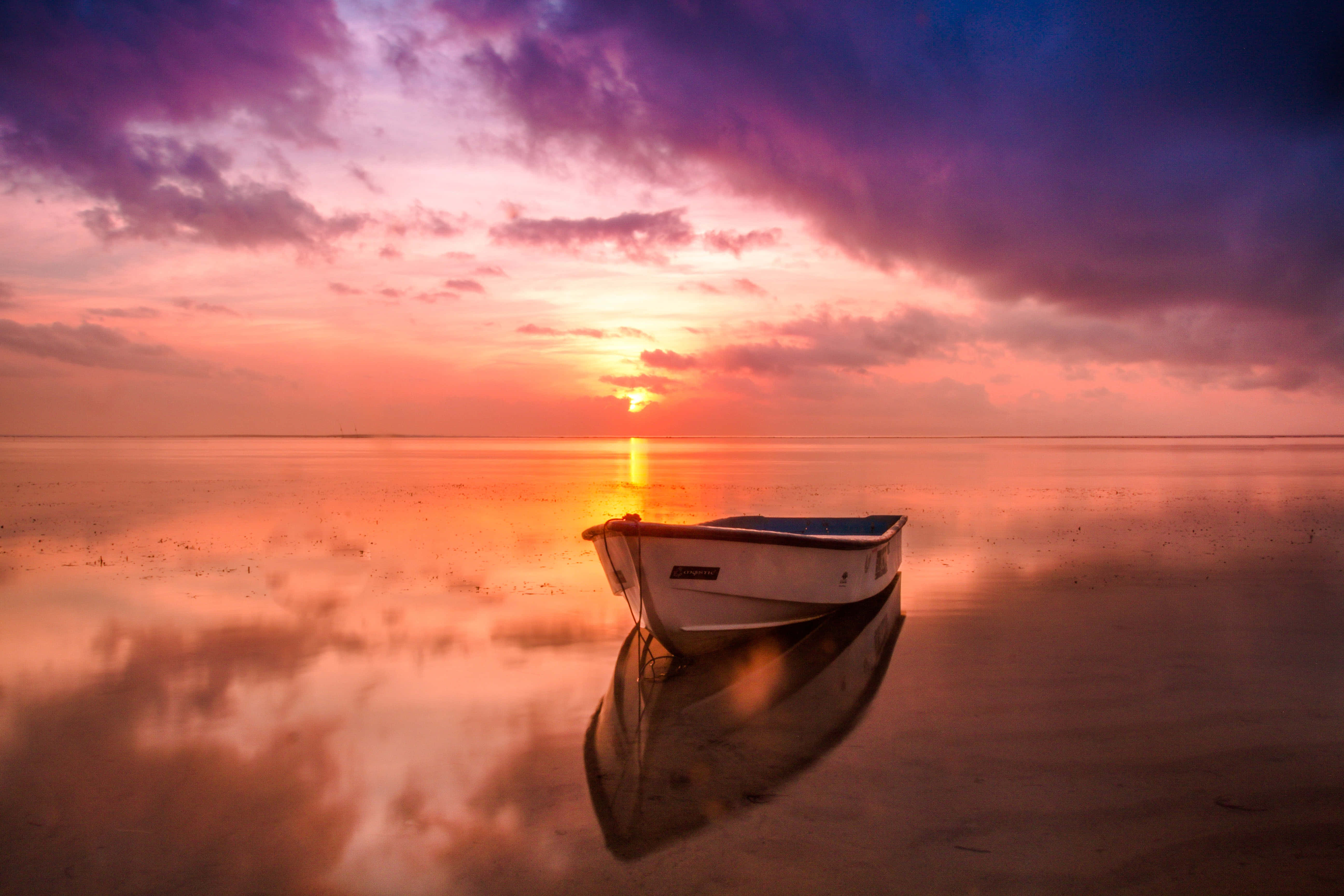 Un apus frumos se reflectă într-un lac calm. Fundal