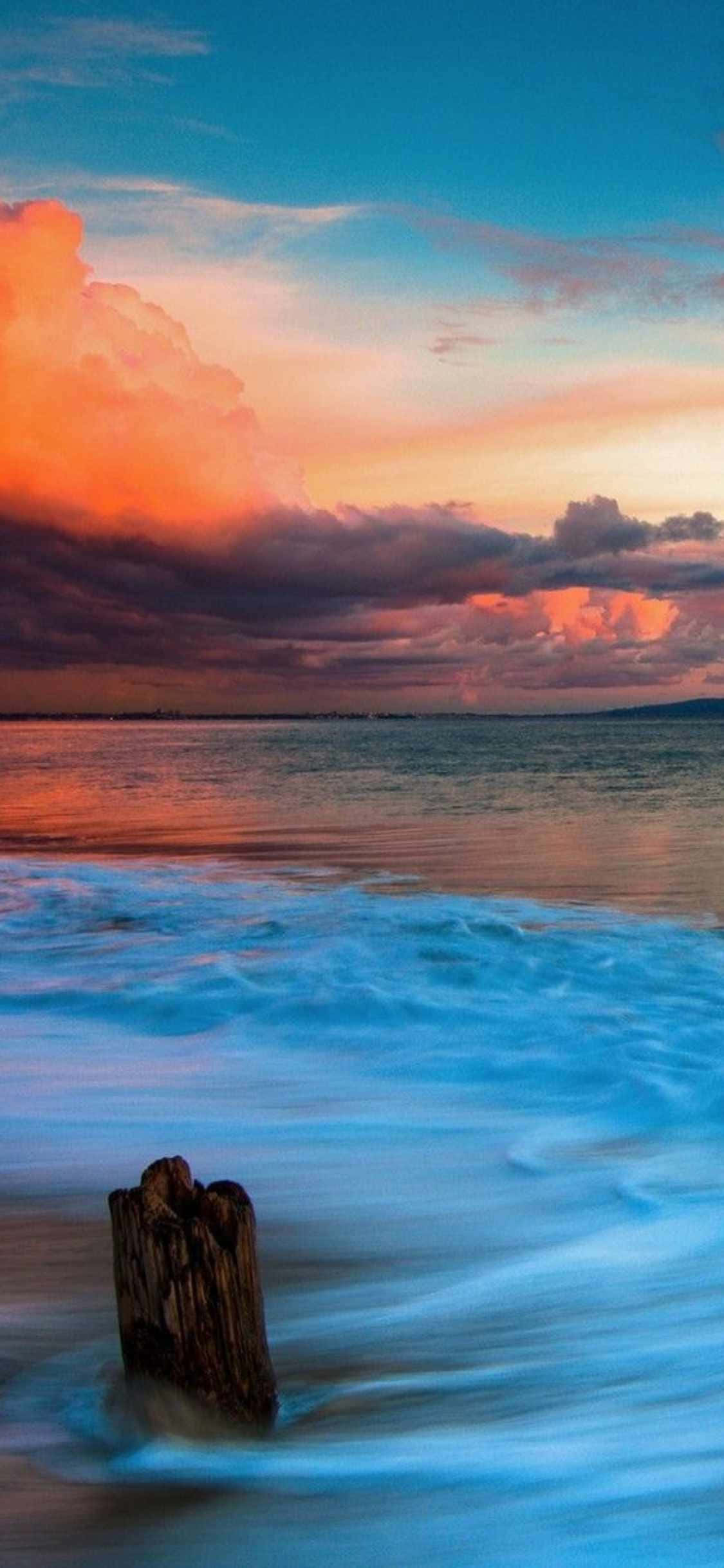 Un apus idilic deasupra Malibu, California văzut prin lentila unui iPhone Xs Fundal