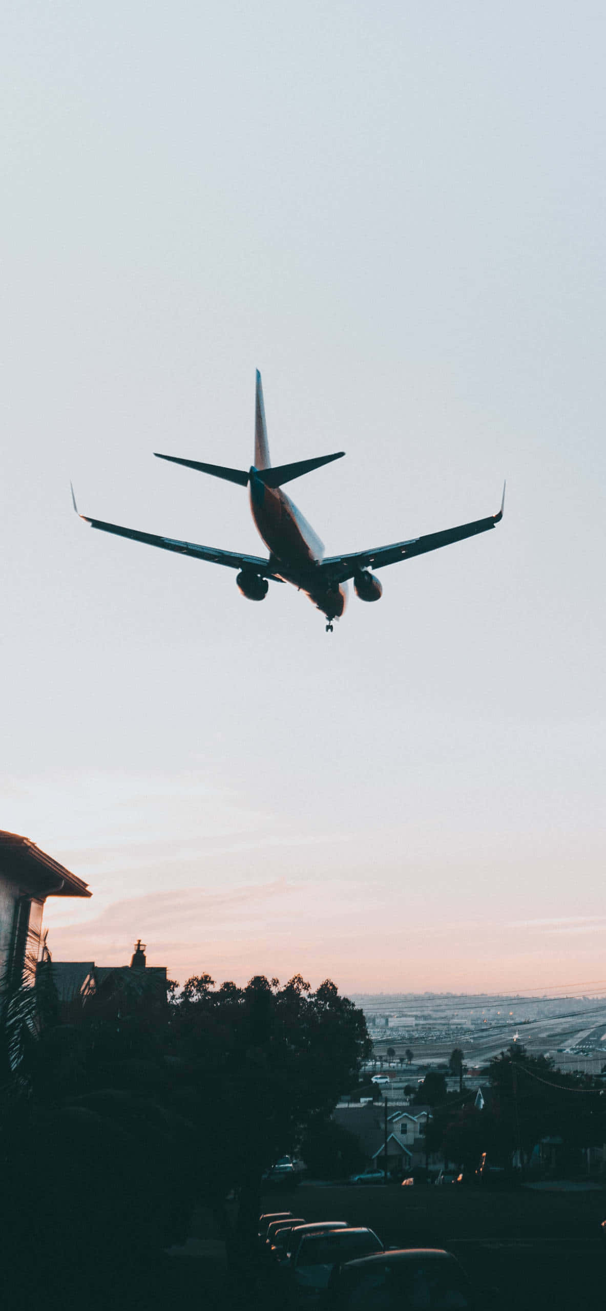 un avion zburând deasupra unui oraș Fundal