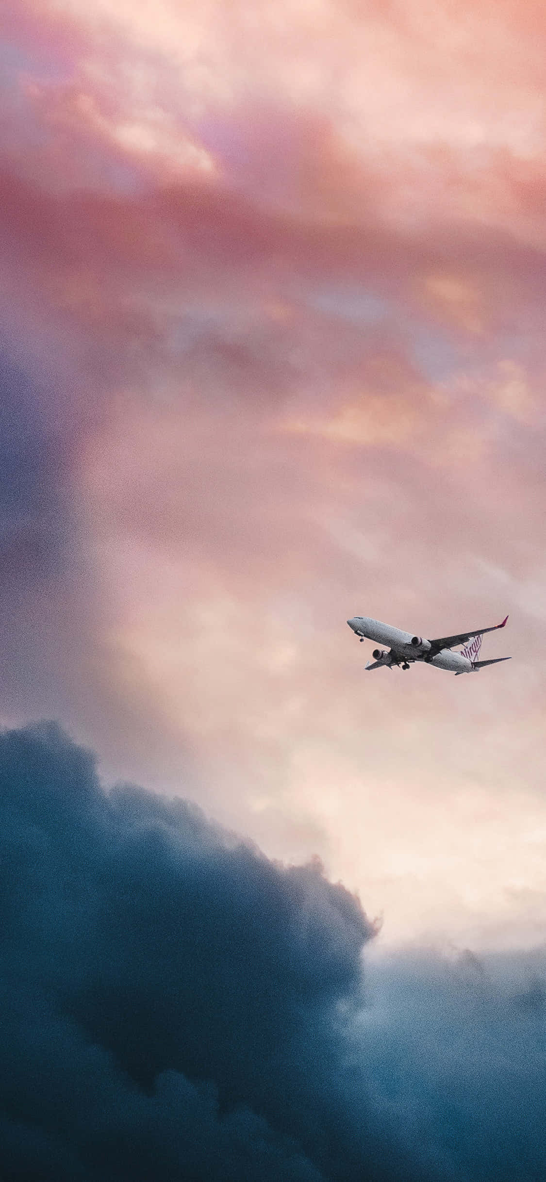 un avion zburând prin cer Fundal