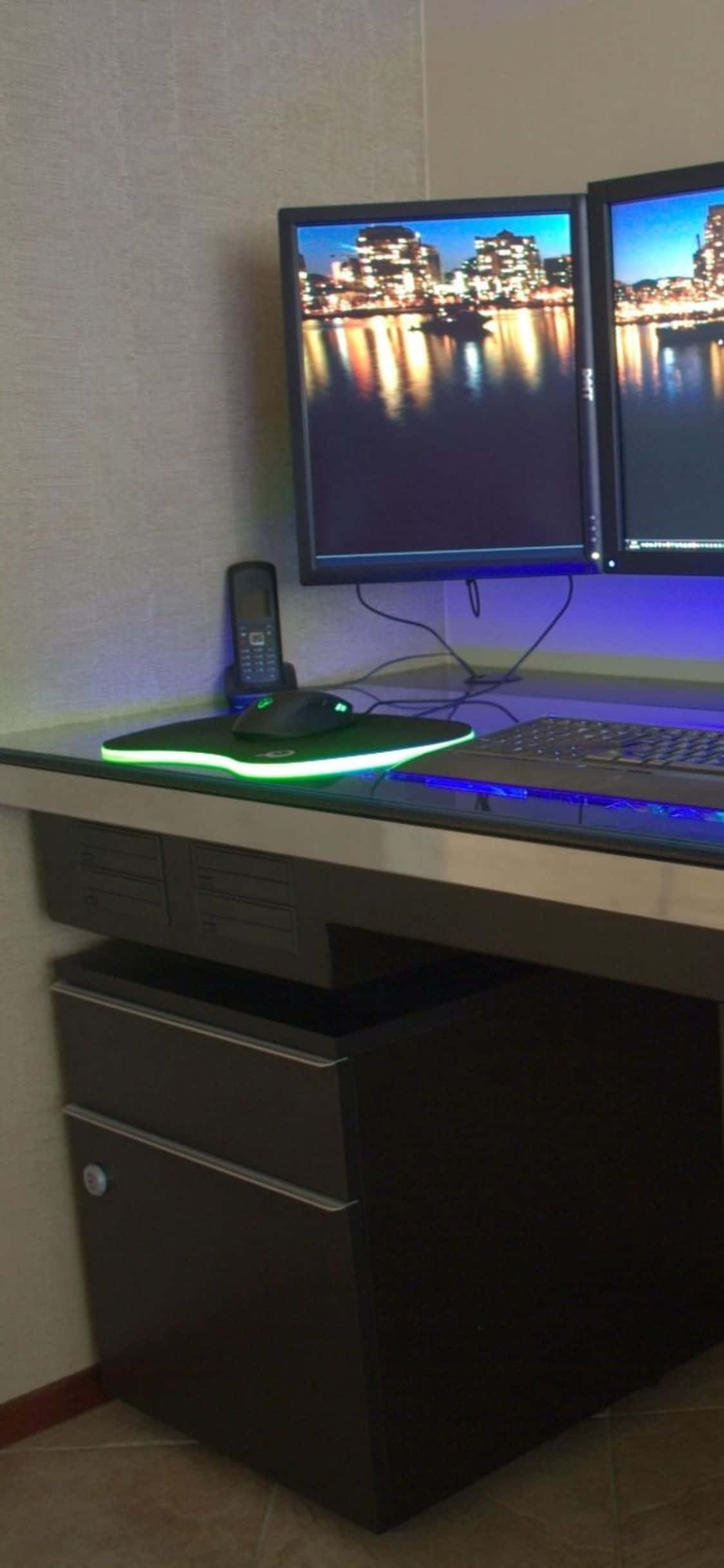 un birou de computer cu două monitoare Fundal