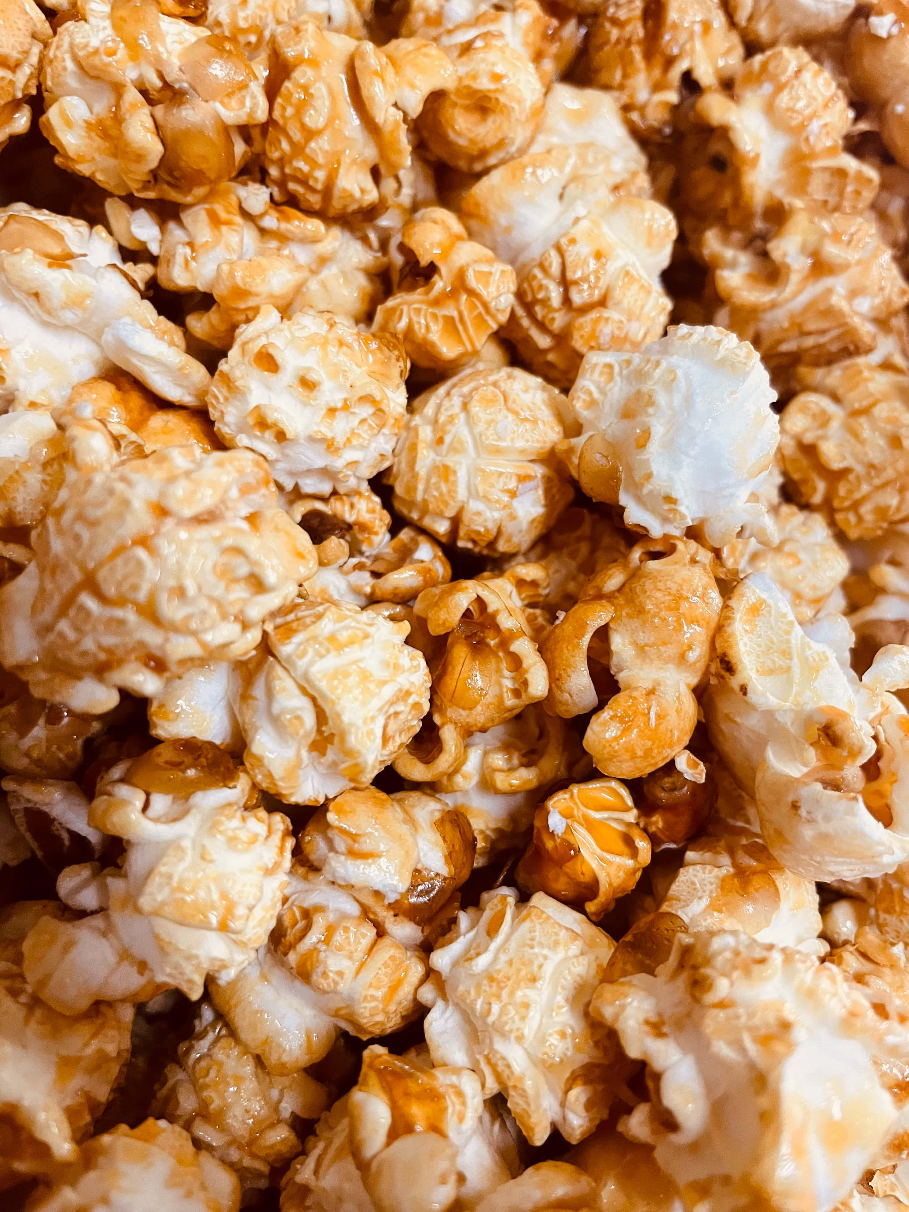 un bol de popcorn cu caramel Fundal