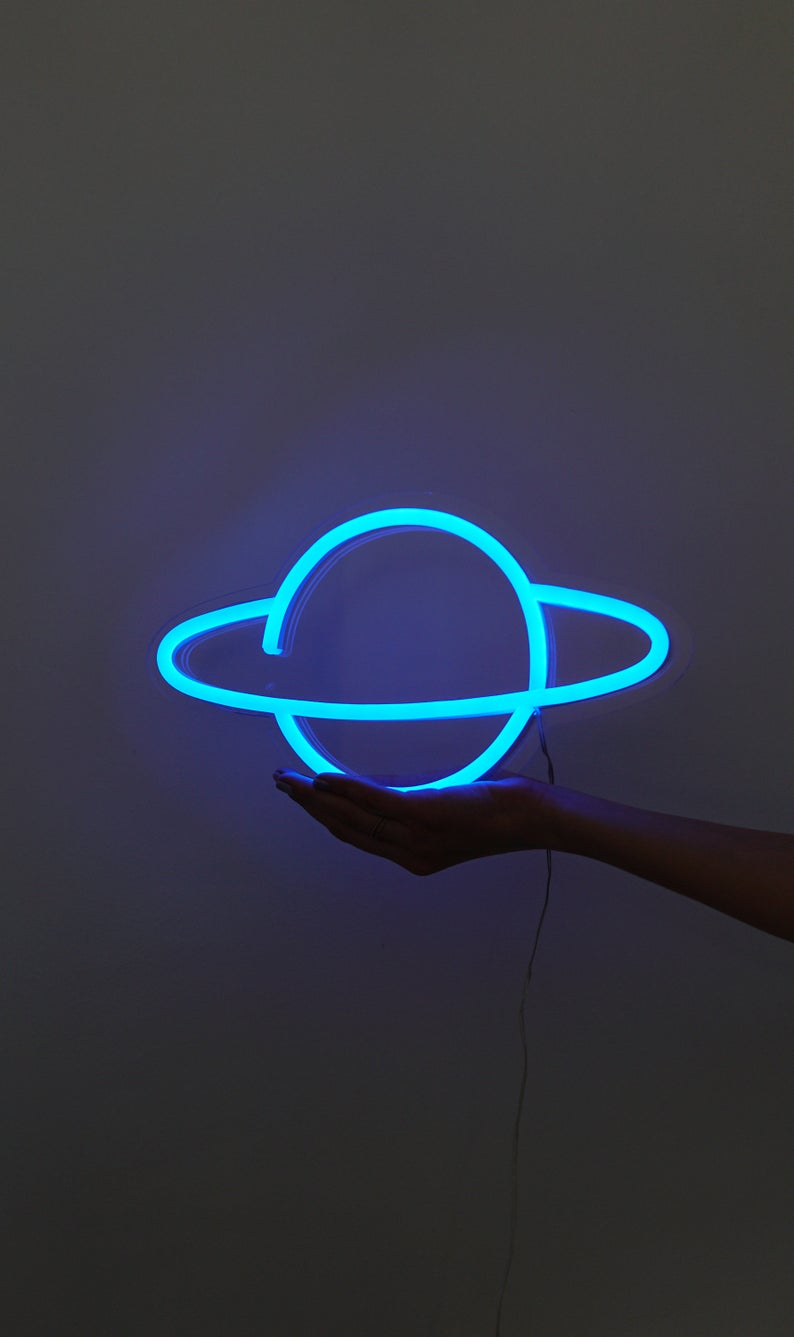 Un cer nocturn albastru neon luminos. Fundal