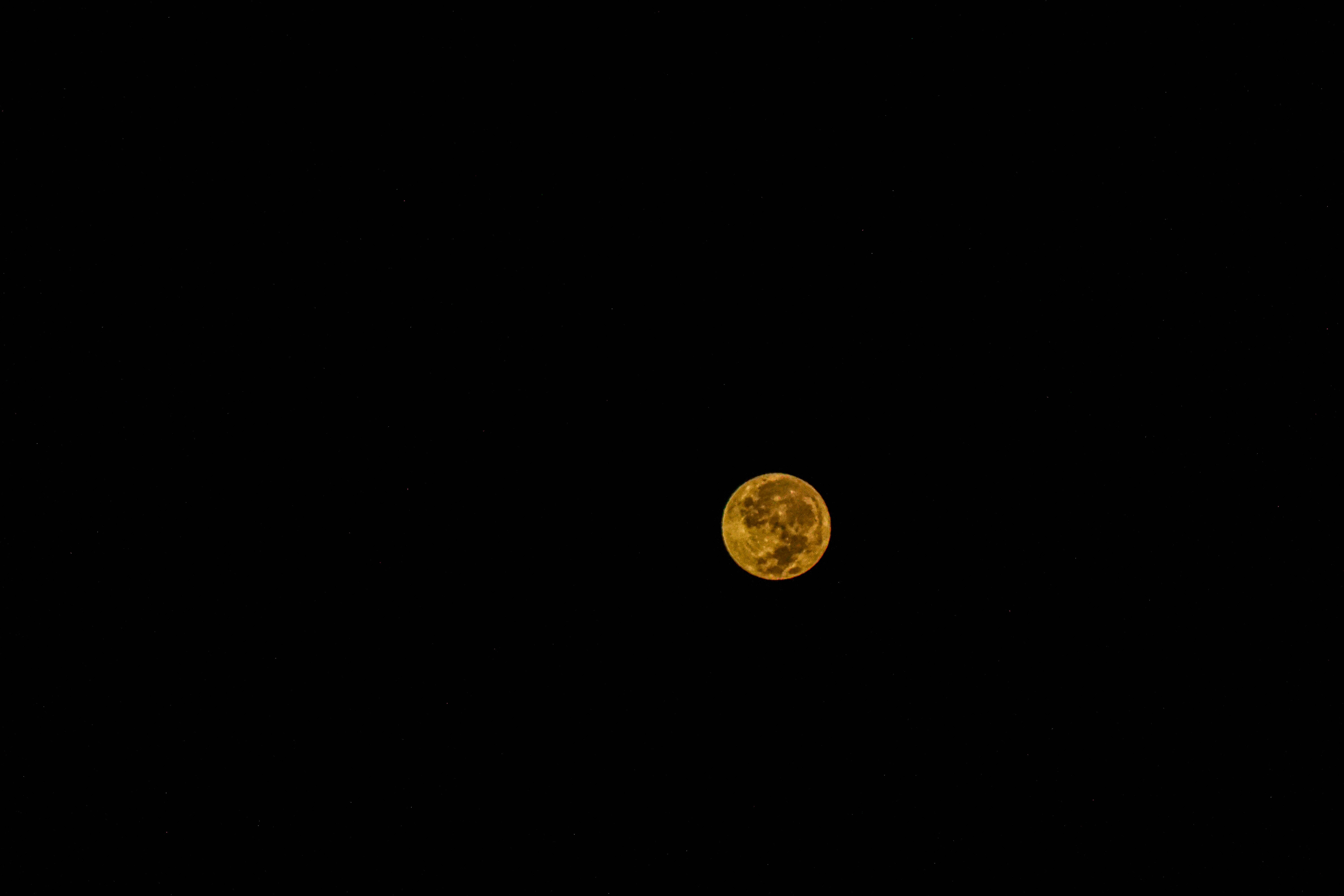 Un cer nocturn monocrom umplut cu o lună galbenă strălucitoare Fundal