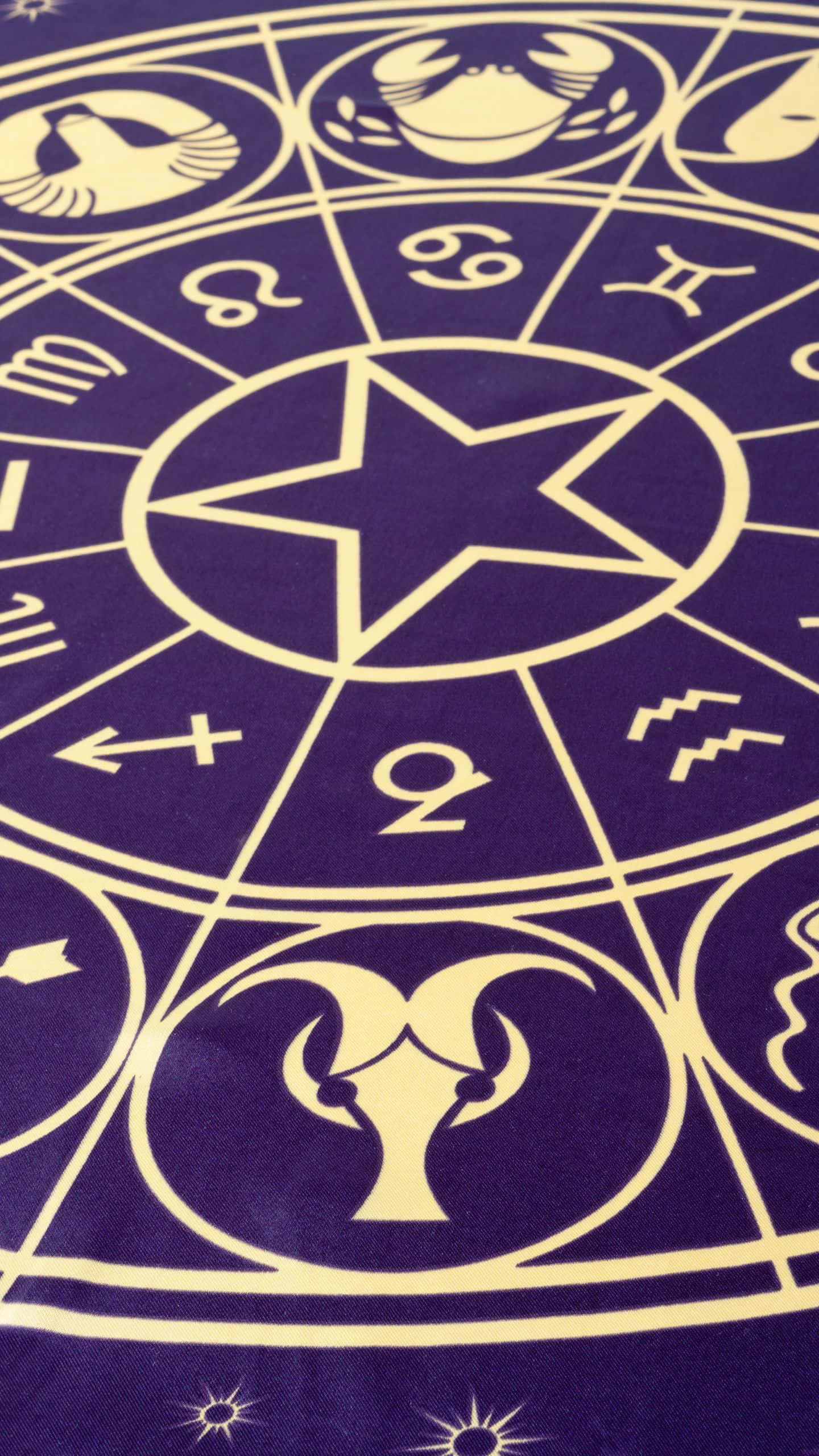 un covor violet cu simboluri astrologice pe el Fundal