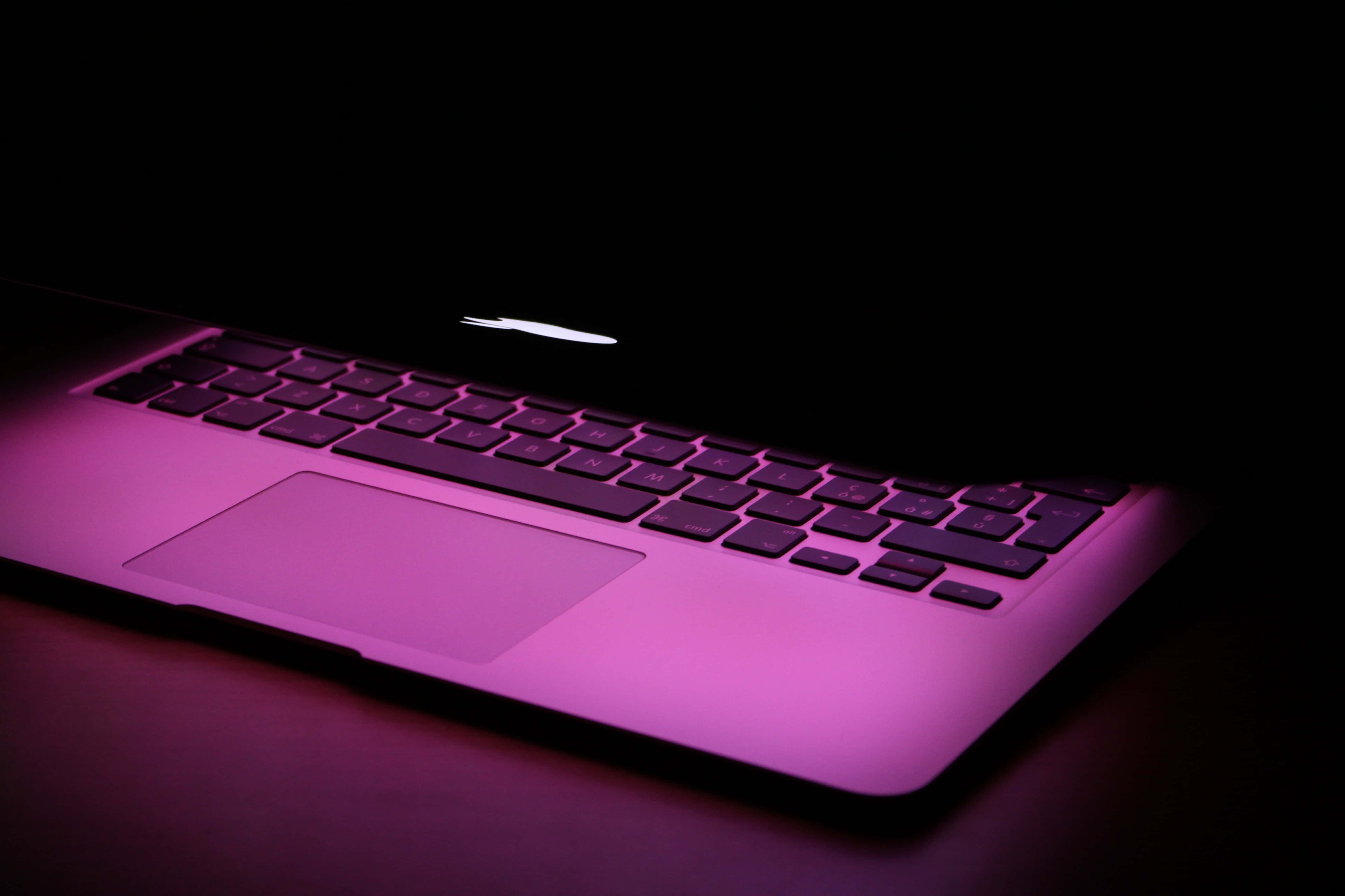 Un design estetic minimalist cu un laptop Macbook Fundal