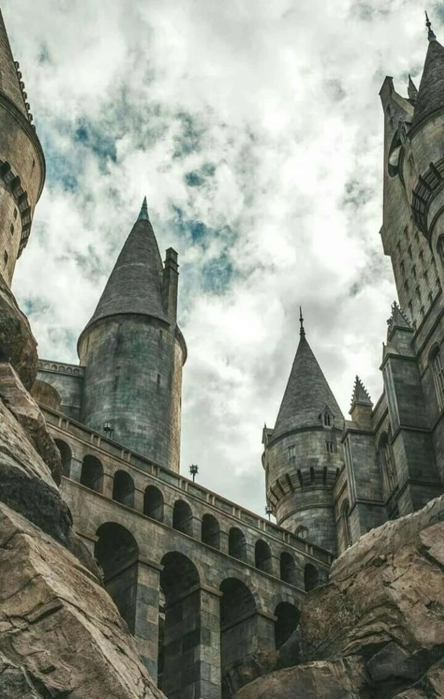 Un elev de la Hogwarts explorează lumea magiei Fundal