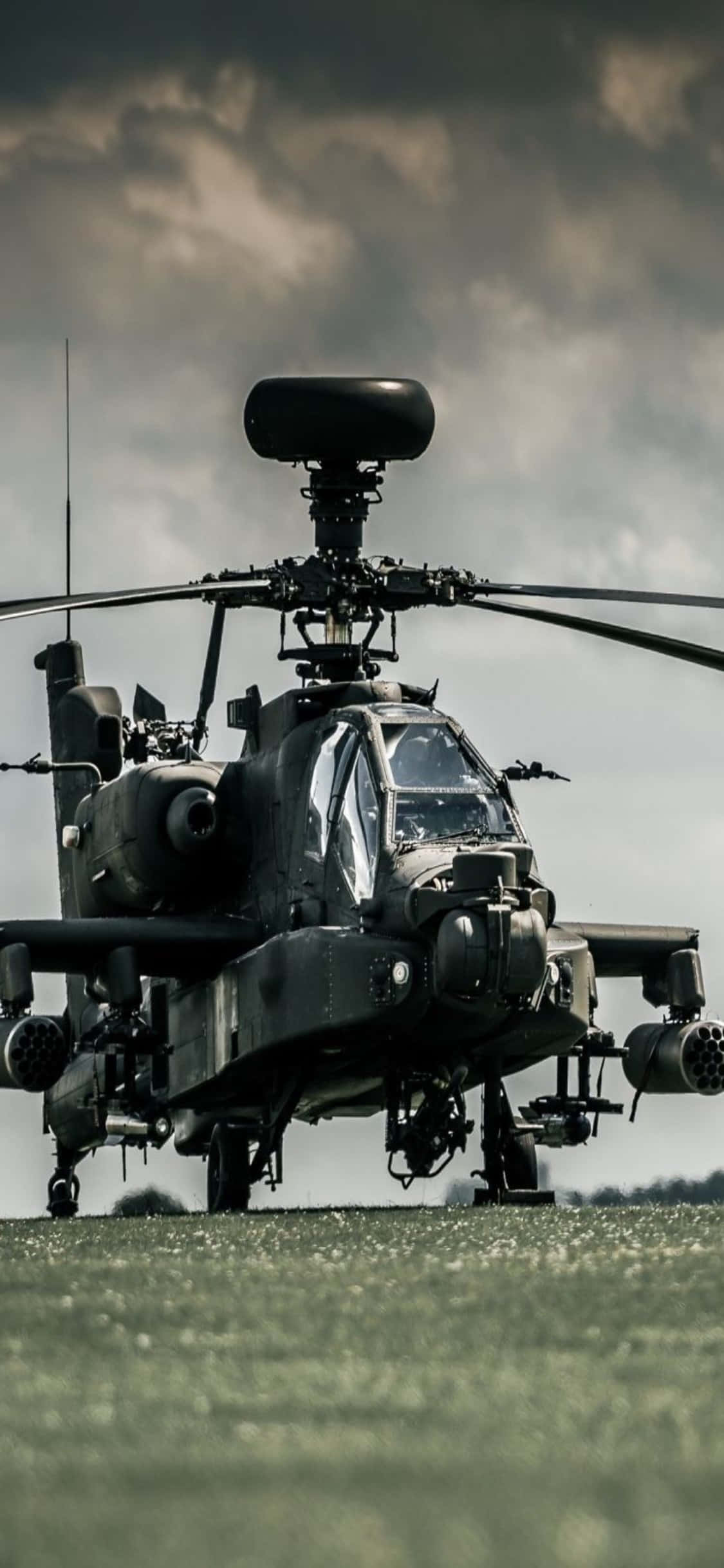 un elicopter militar negru așezat pe sol Fundal