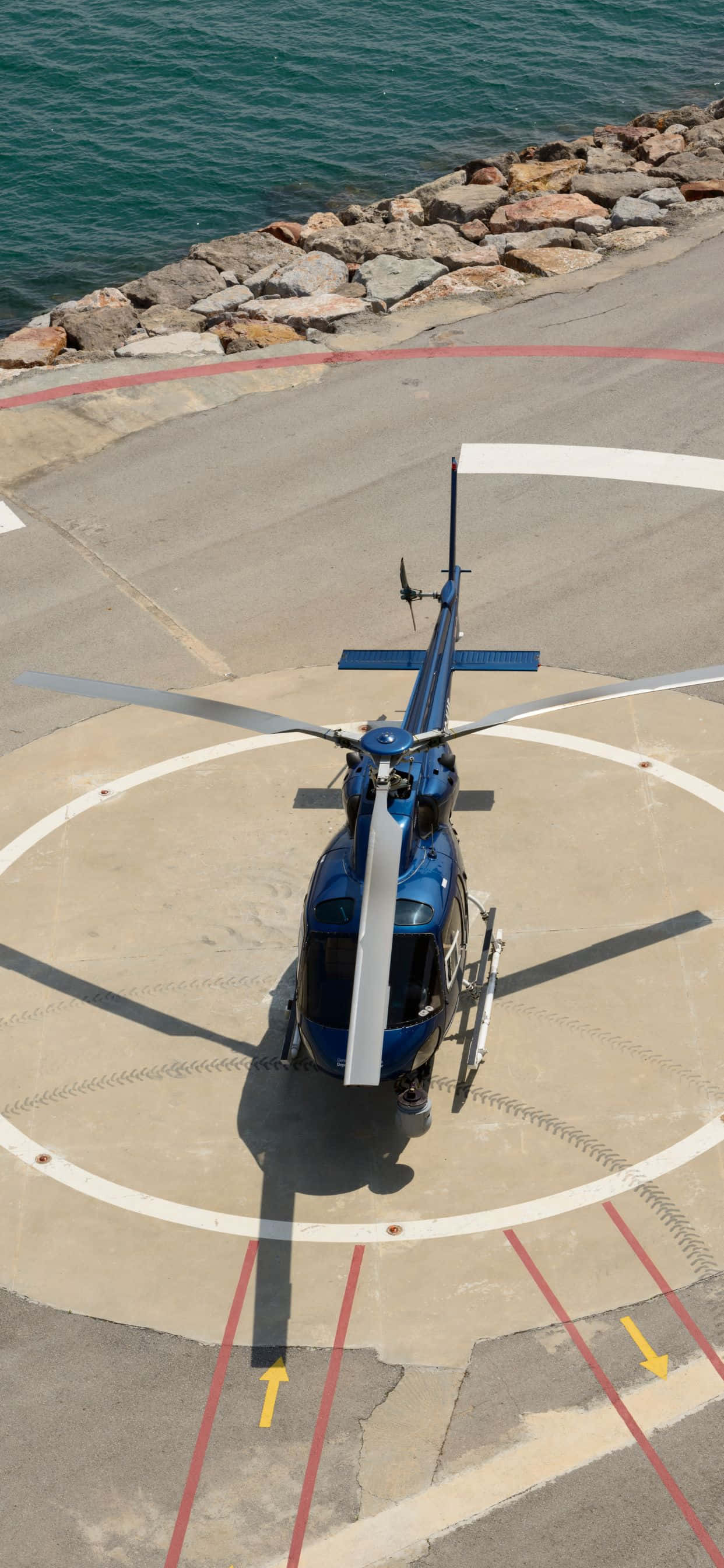 un elicopter parcat pe pista de decolare Fundal